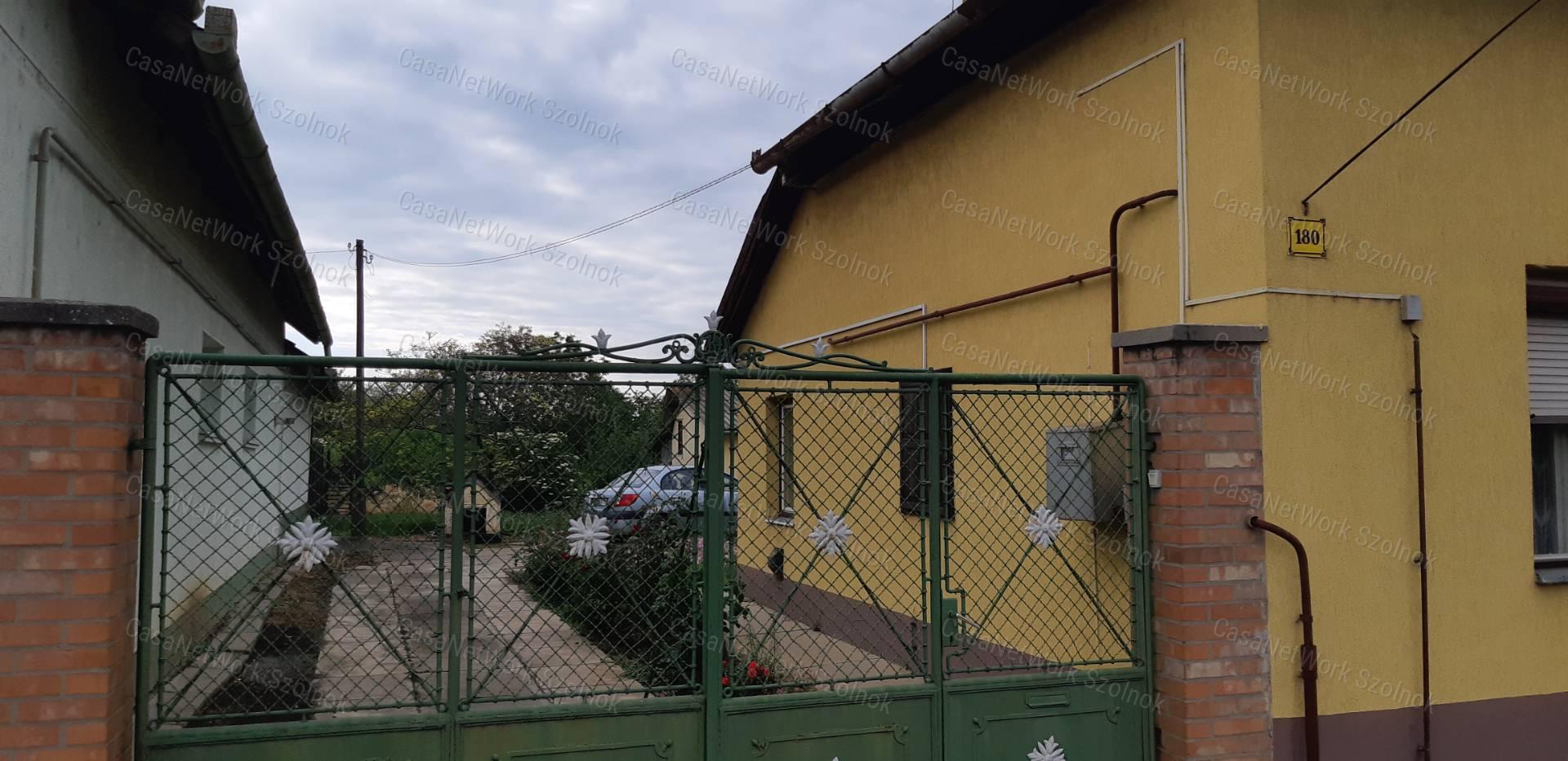 Tiszaföldváron eladó vállalkozásra is alkalmas családi ház!