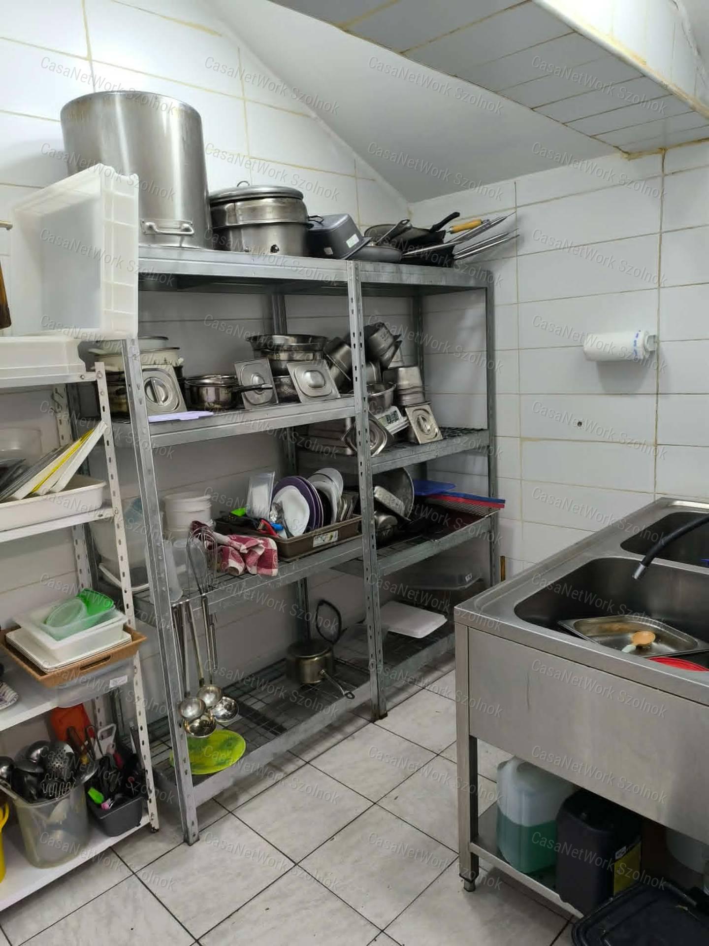 Eladó működő, felújított, gépesített Étterem Cibakháza központjában
