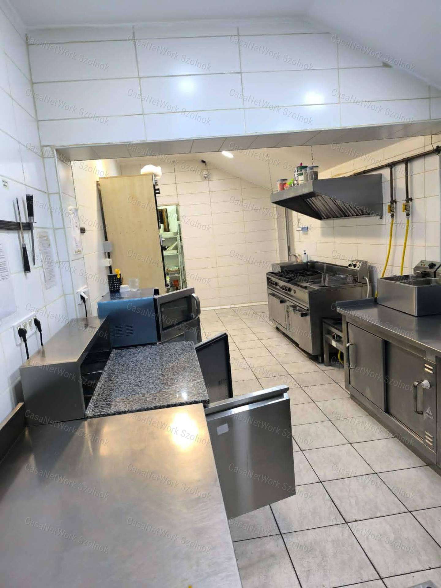 Eladó működő, felújított, gépesített Étterem Cibakháza központjában