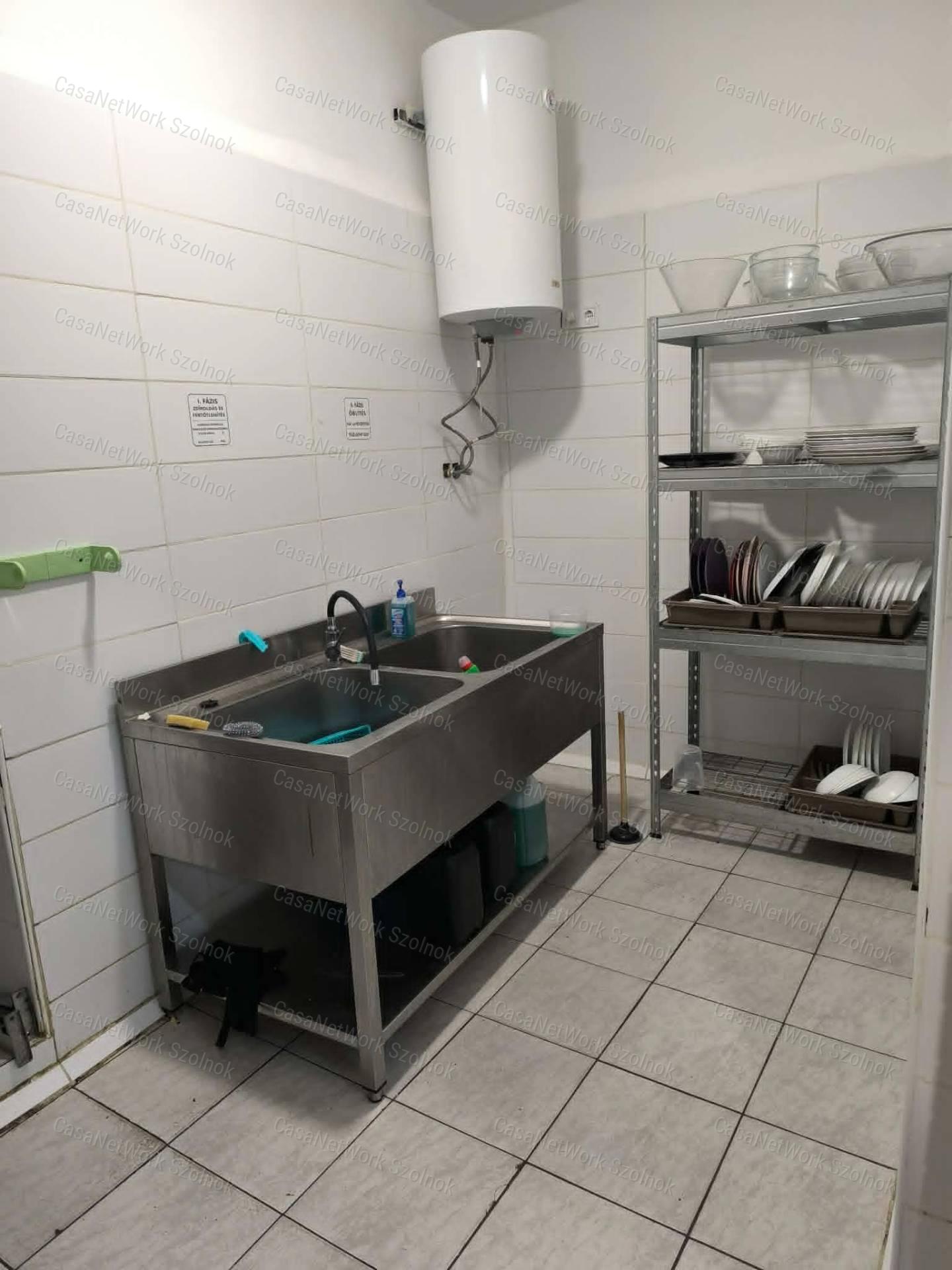 Eladó működő, felújított, gépesített Étterem Cibakháza központjában