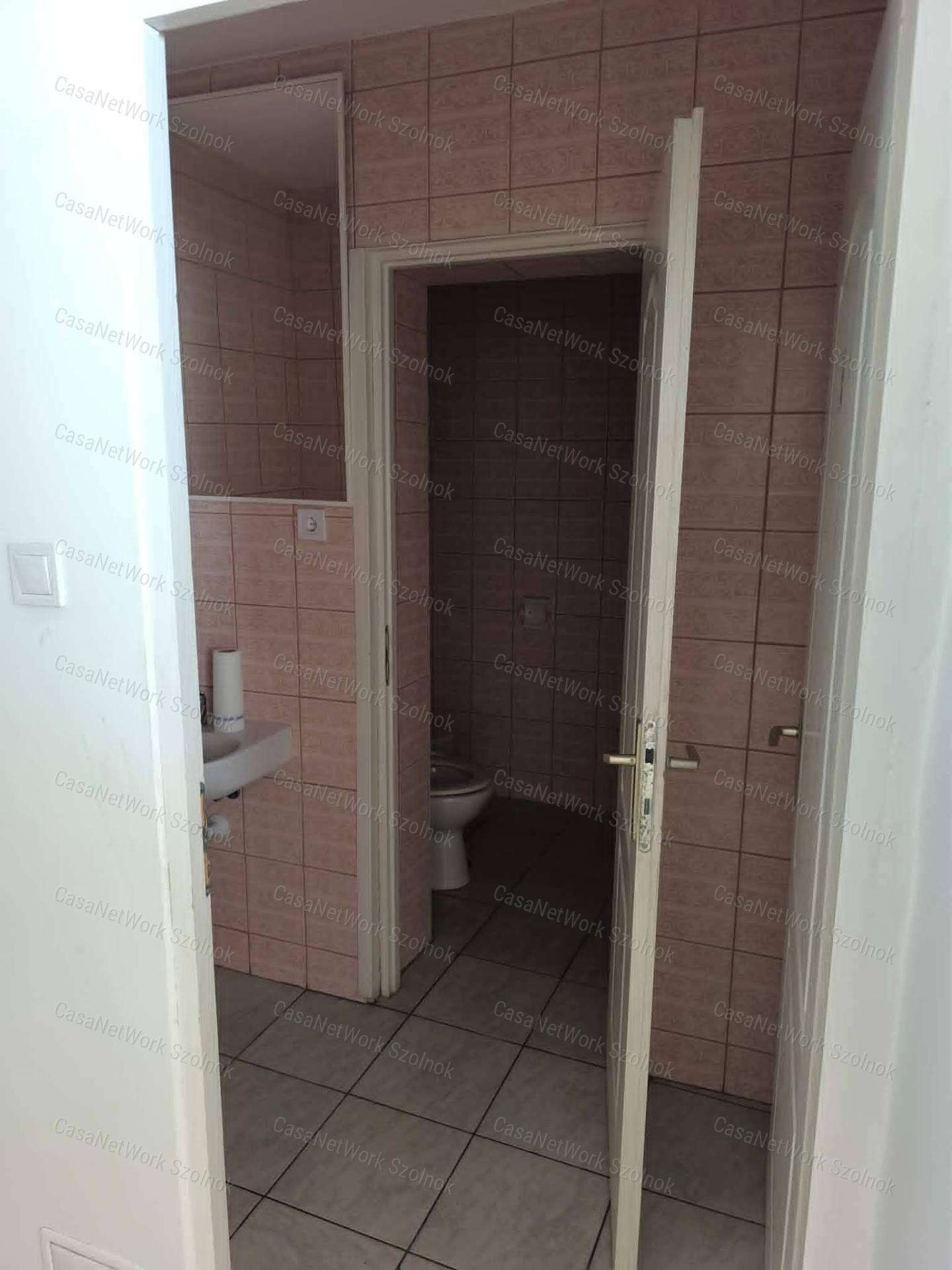 Eladó működő, felújított, gépesített Étterem Cibakháza központjában
