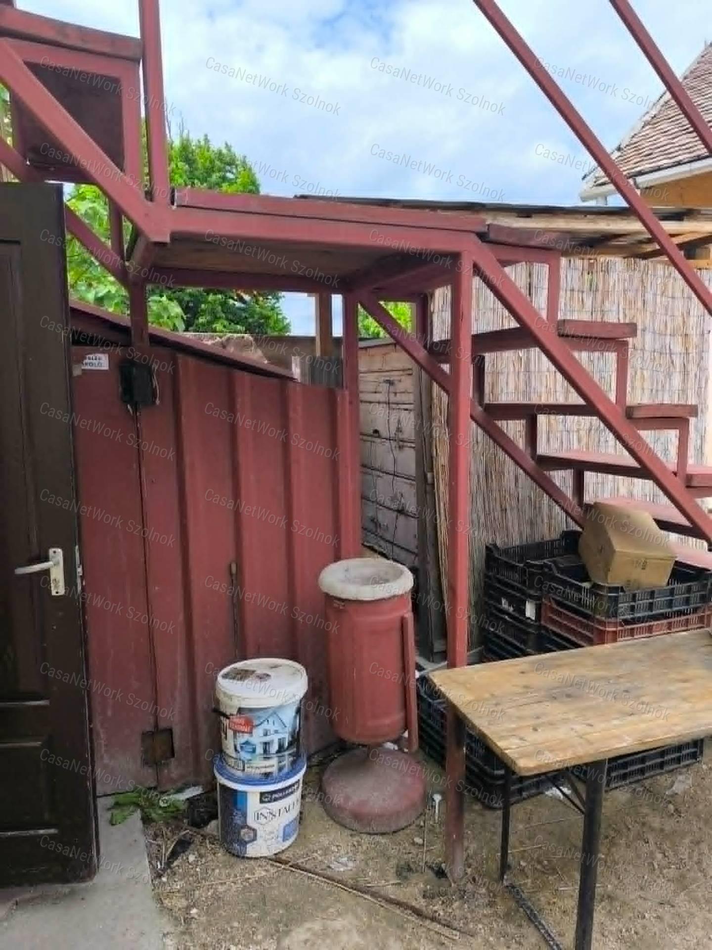 Eladó működő, felújított, gépesített Étterem Cibakháza központjában