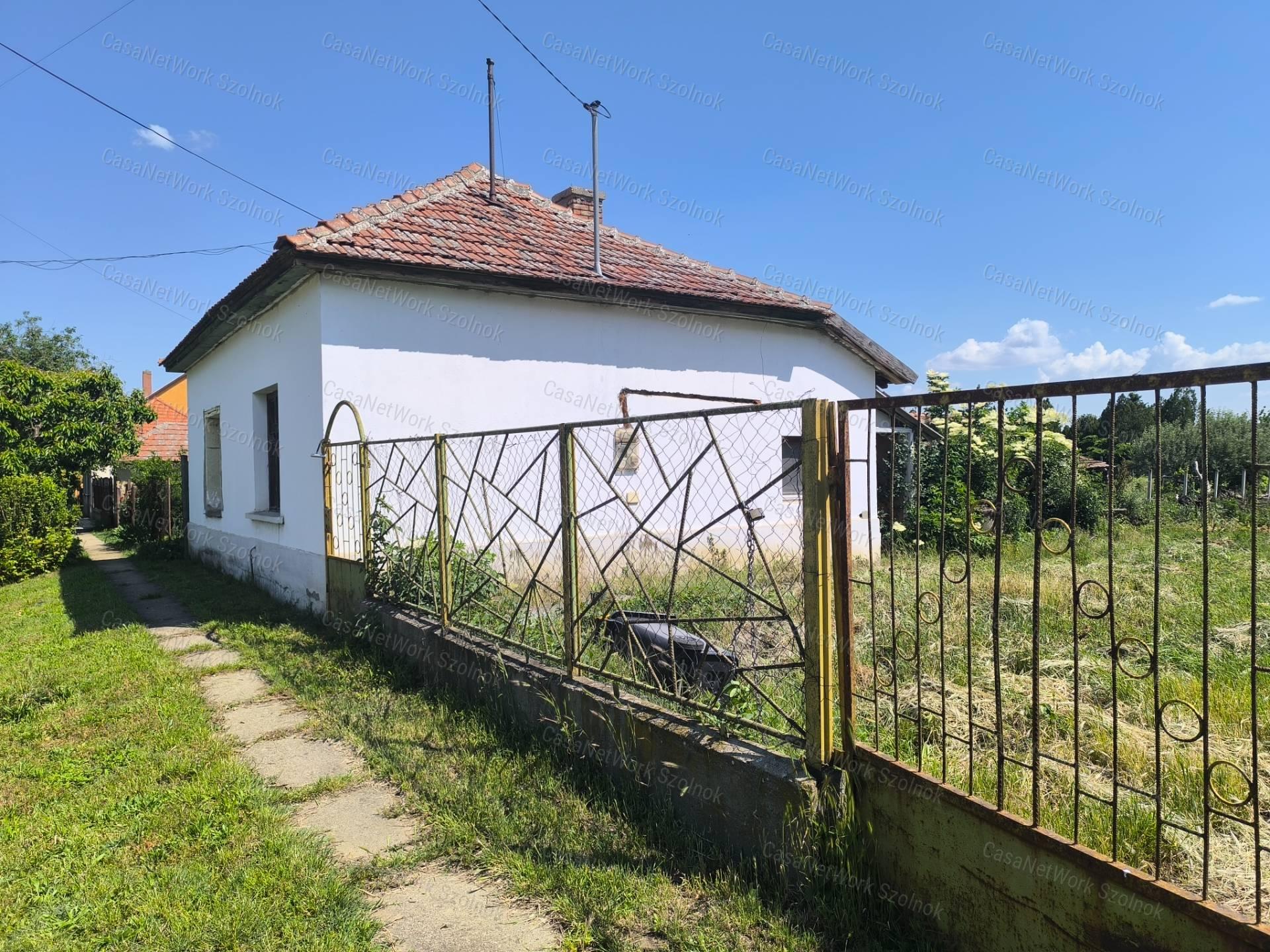 Rákóczifalvai 45 m2-es családi ház eladó!