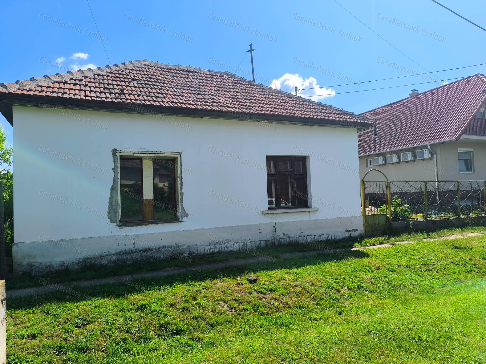 Rákóczifalvai 45 m2-es családi ház eladó!