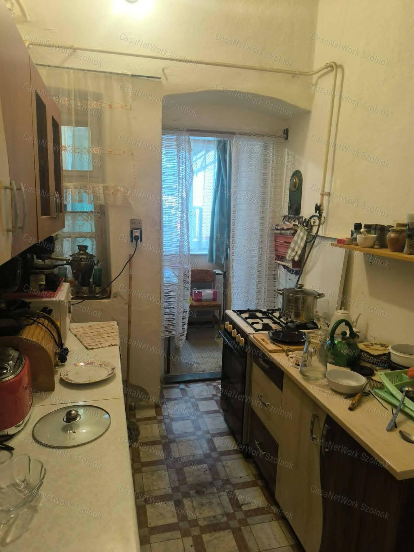 Eladó társasházi földszinti lakás, garázzsal Tiszaföldvár központjában