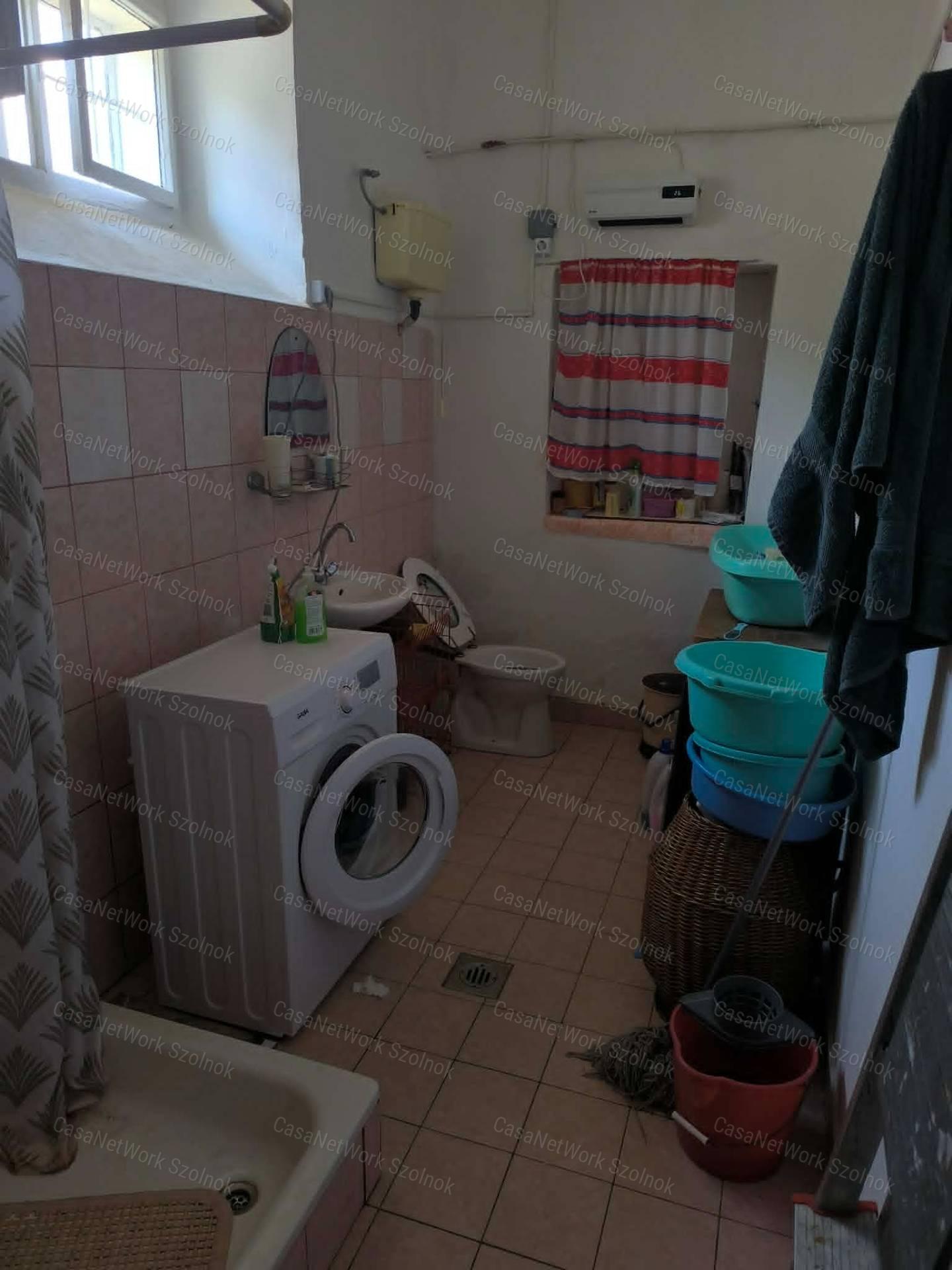 Eladó társasházi földszinti lakás, garázzsal Tiszaföldvár központjában