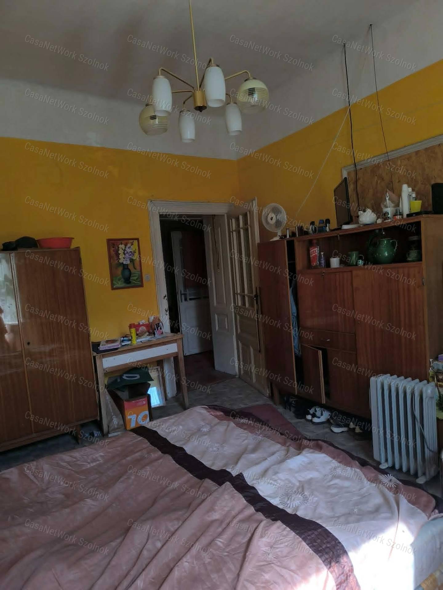 Eladó társasházi földszinti lakás, garázzsal Tiszaföldvár központjában