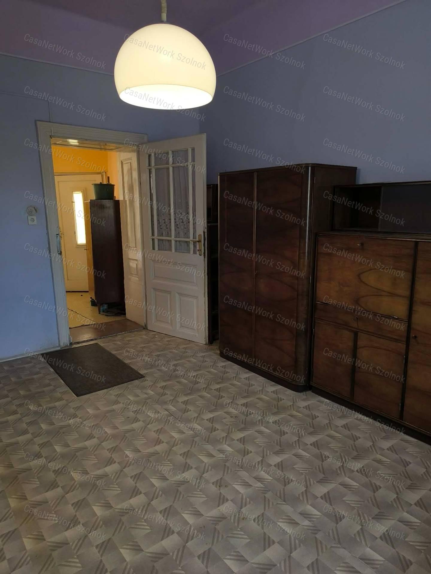 Eladó társasházi földszinti lakás, garázzsal Tiszaföldvár központjában