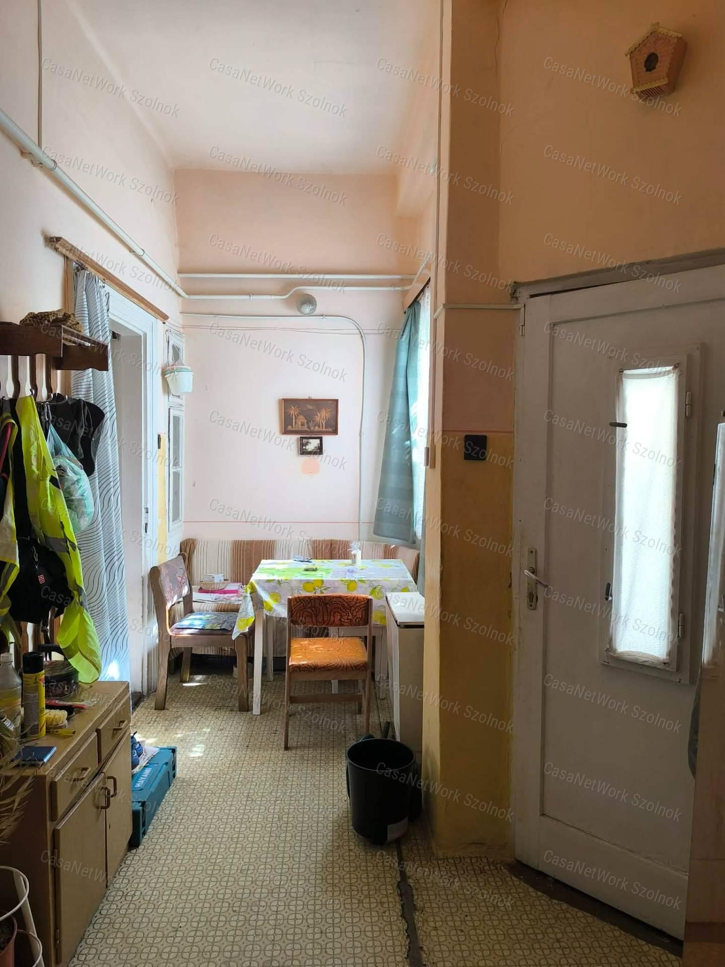 Eladó társasházi földszinti lakás, garázzsal Tiszaföldvár központjában
