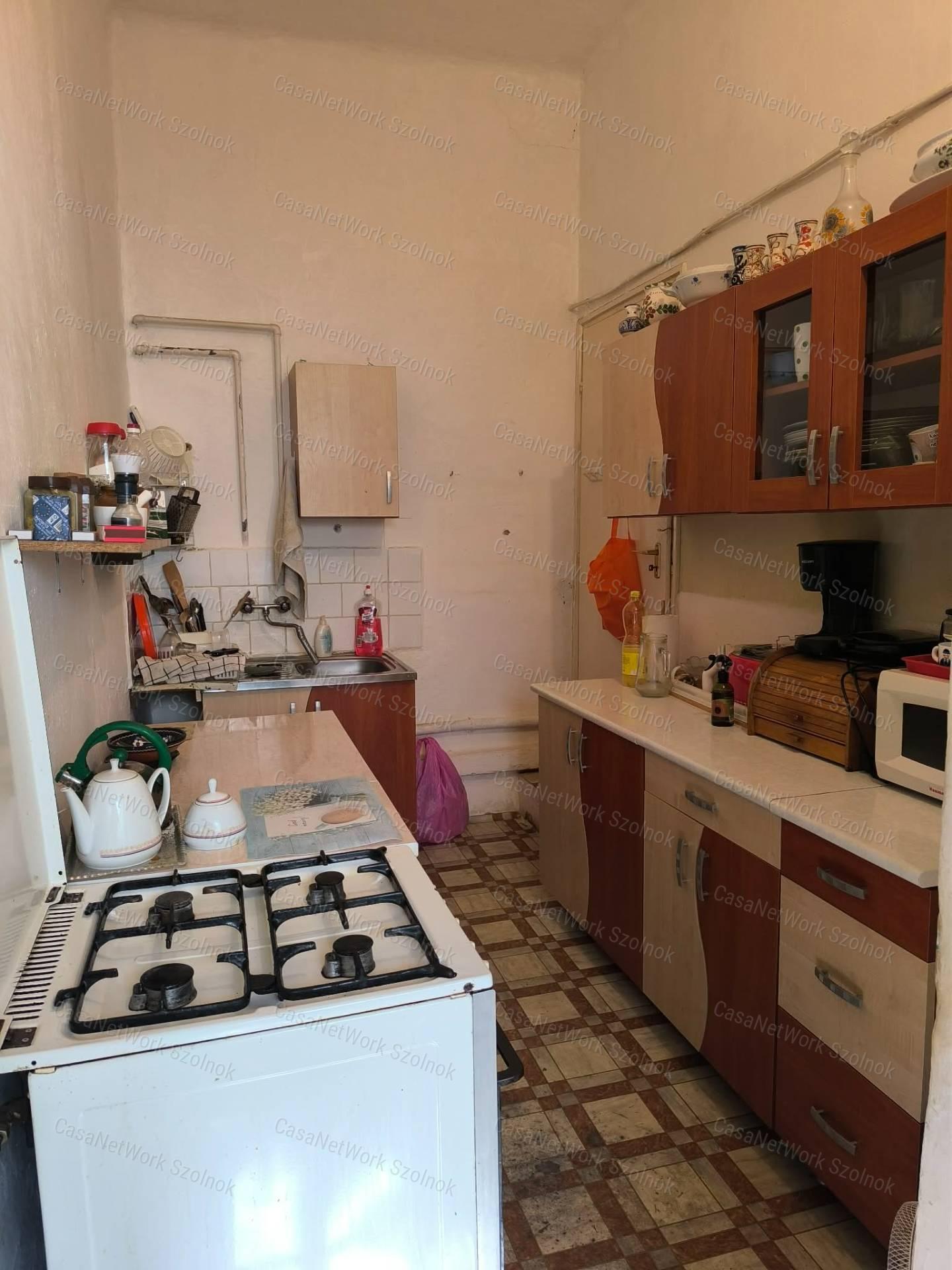 Eladó társasházi földszinti lakás, garázzsal Tiszaföldvár központjában