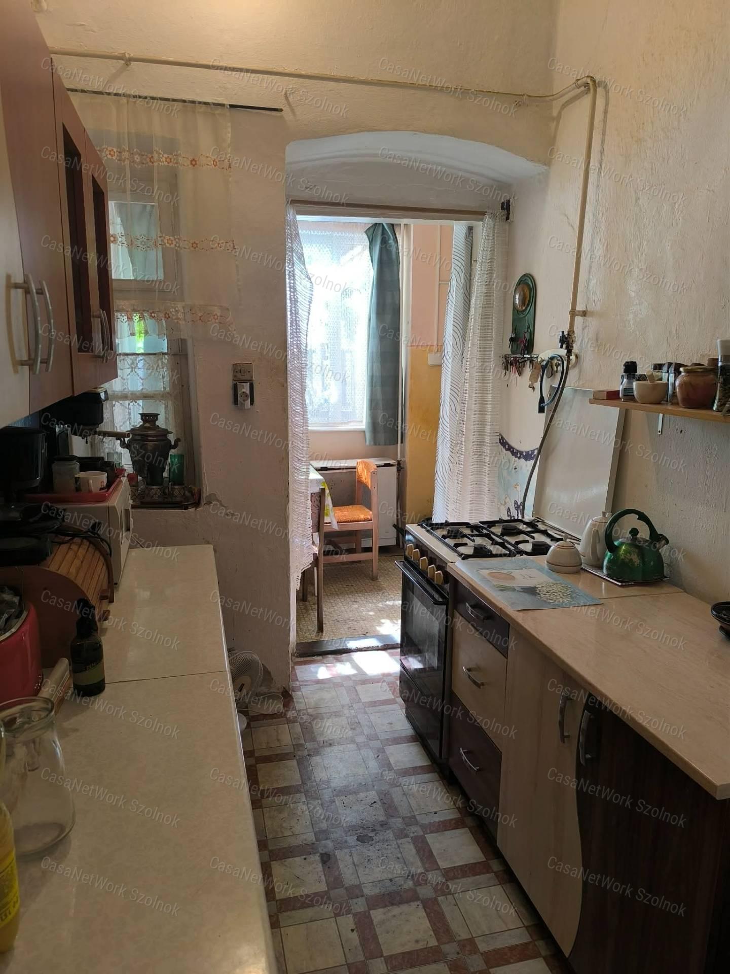 Eladó társasházi földszinti lakás, garázzsal Tiszaföldvár központjában