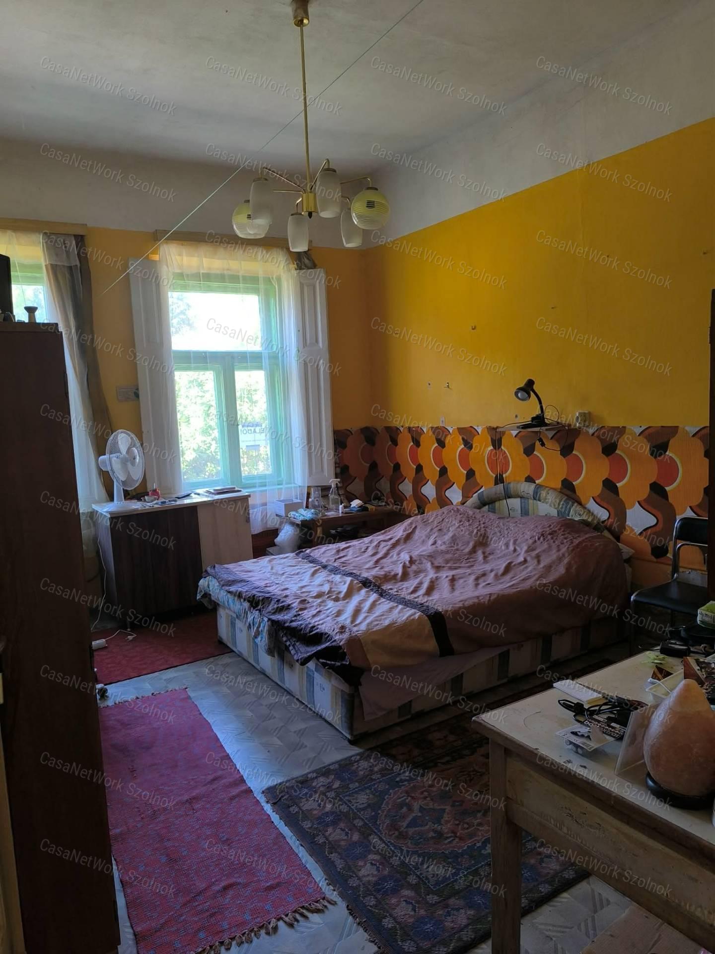 Eladó társasházi földszinti lakás, garázzsal Tiszaföldvár központjában