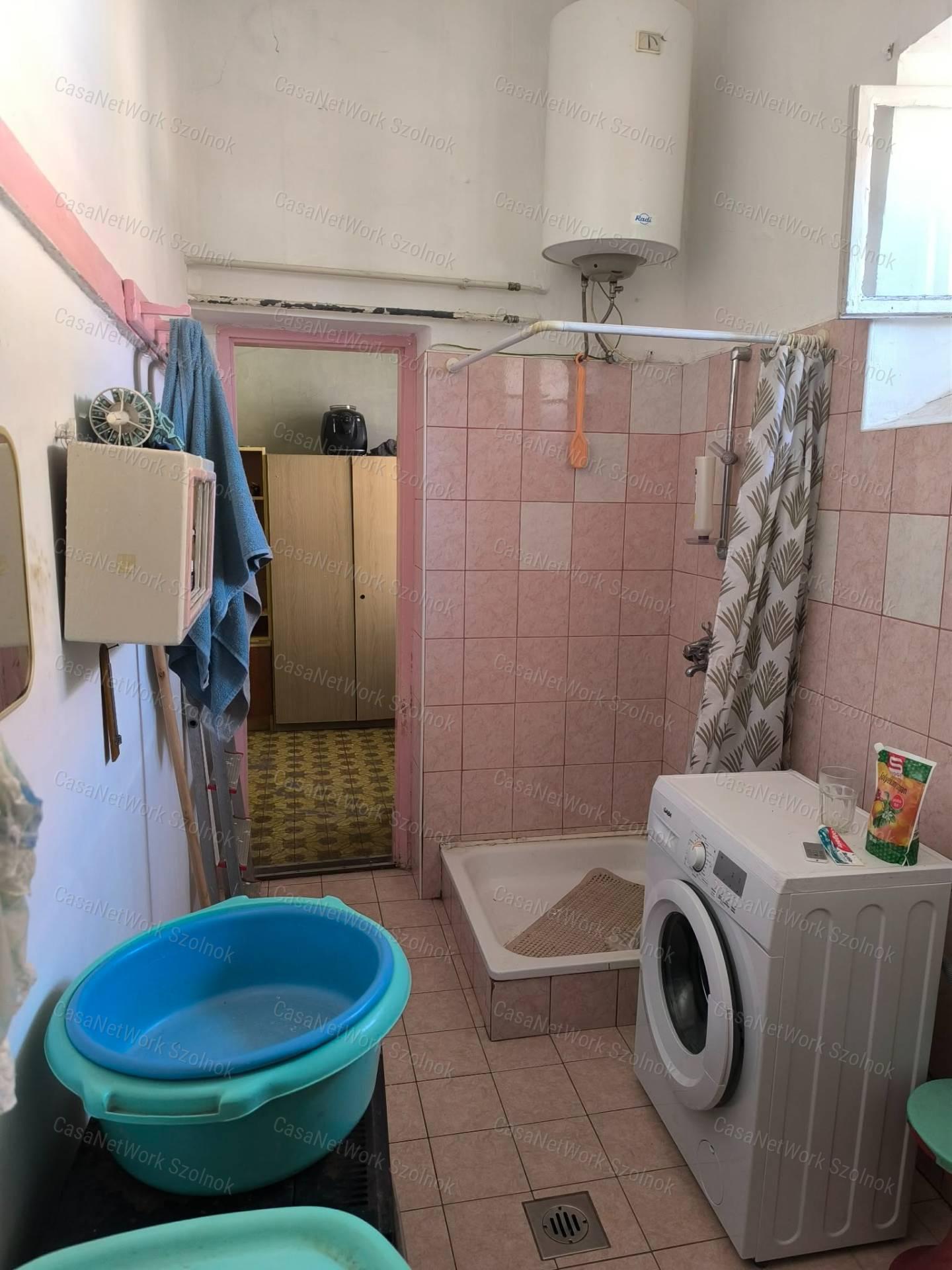 Eladó társasházi földszinti lakás, garázzsal Tiszaföldvár központjában