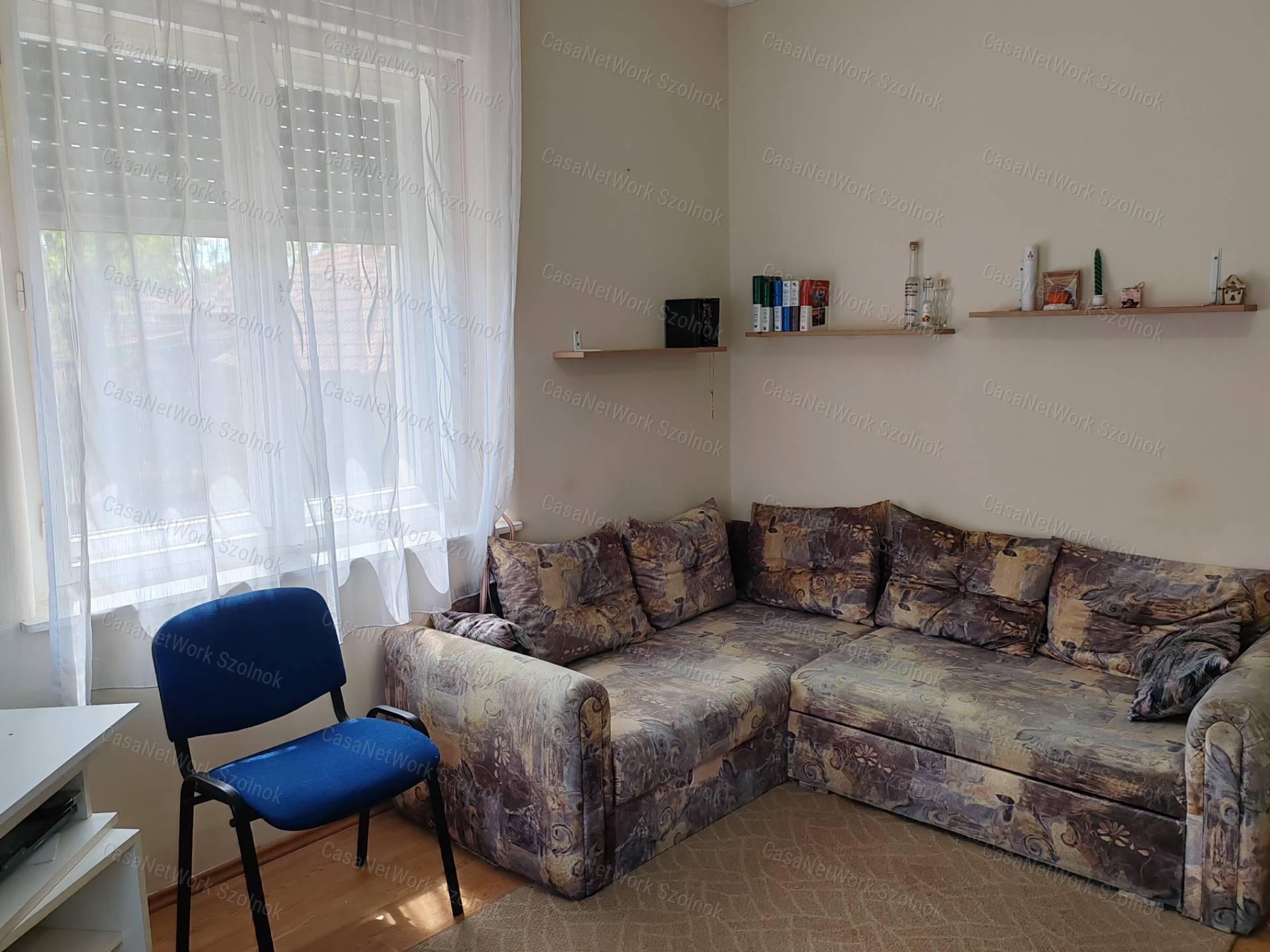 Tiszajenő központi részén 2szobás családi ház eladó!