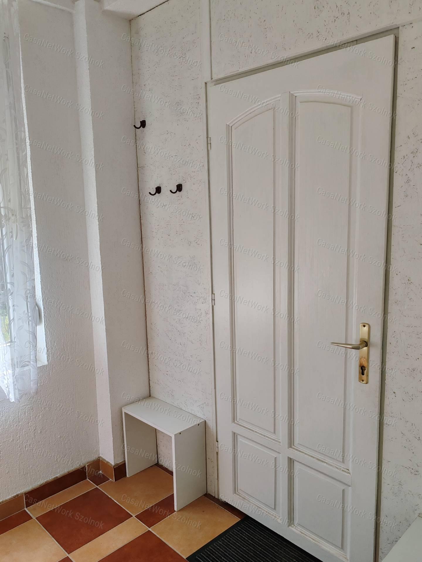 Tiszajenő központi részén 2szobás családi ház eladó!