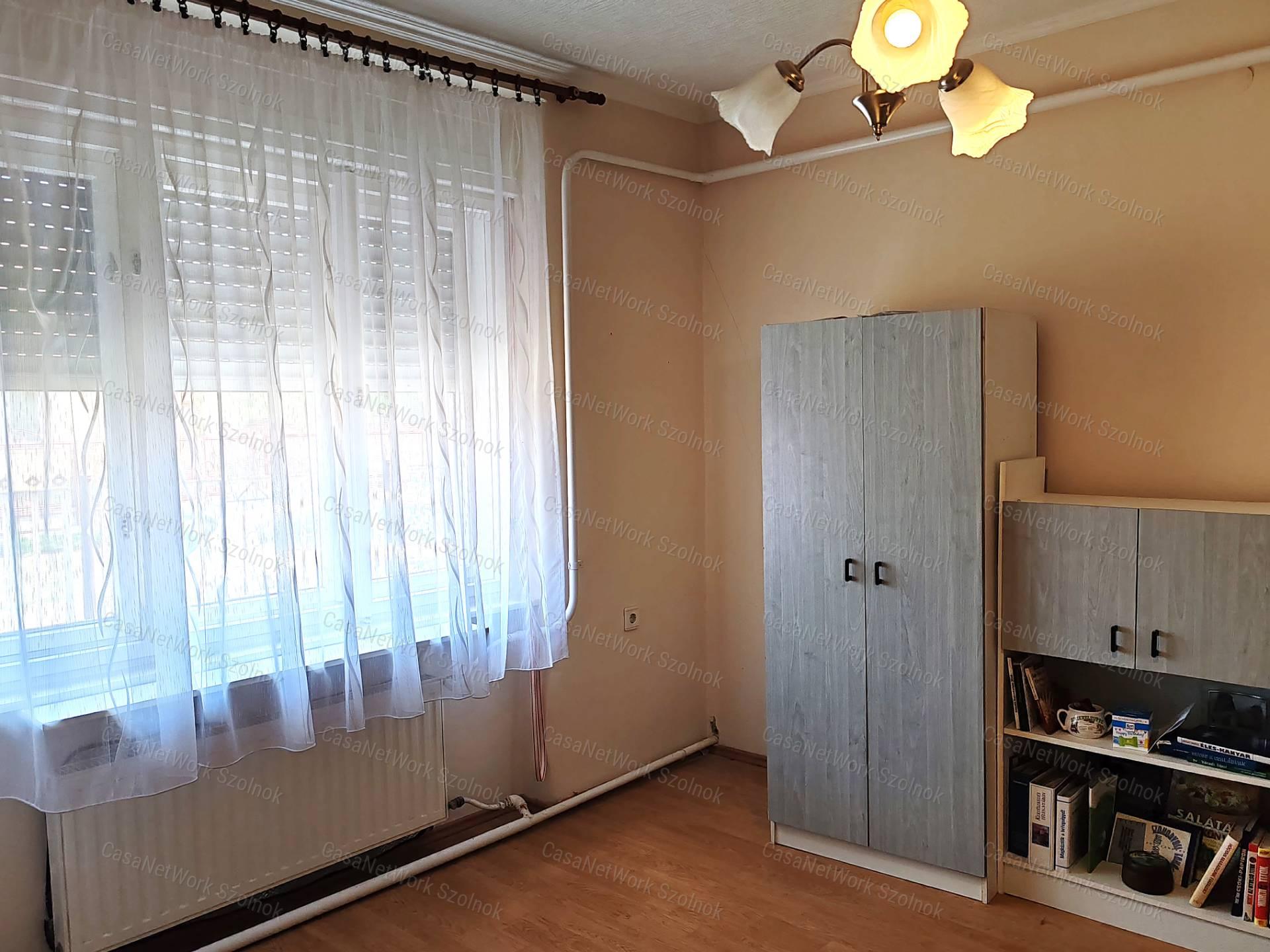 Tiszajenő központi részén 2szobás családi ház eladó!
