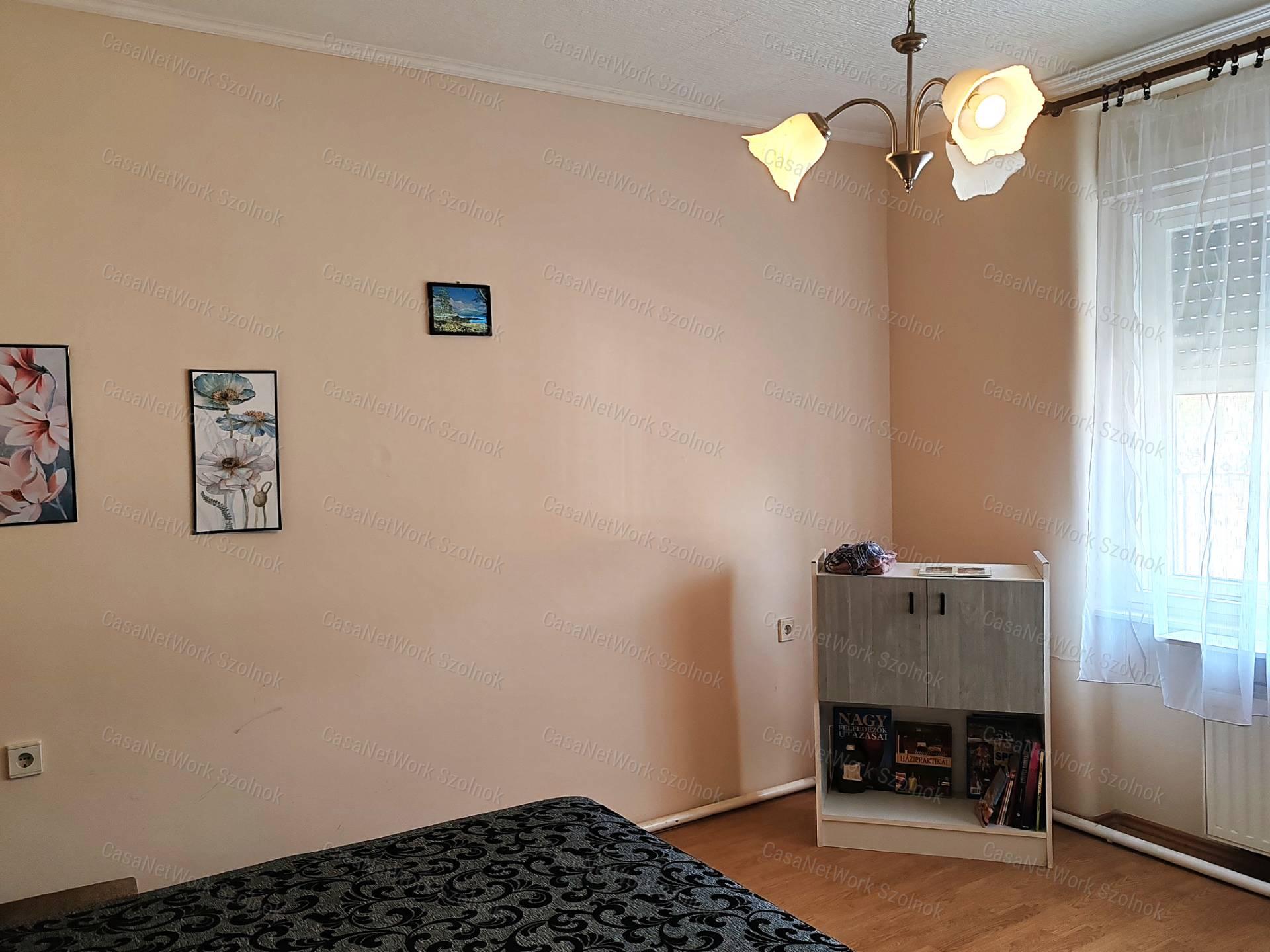 Tiszajenő központi részén 2szobás családi ház eladó!