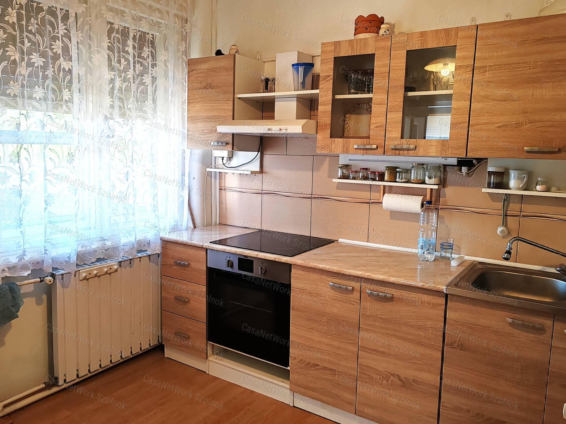 Tiszajenő központi részén 2szobás családi ház eladó!