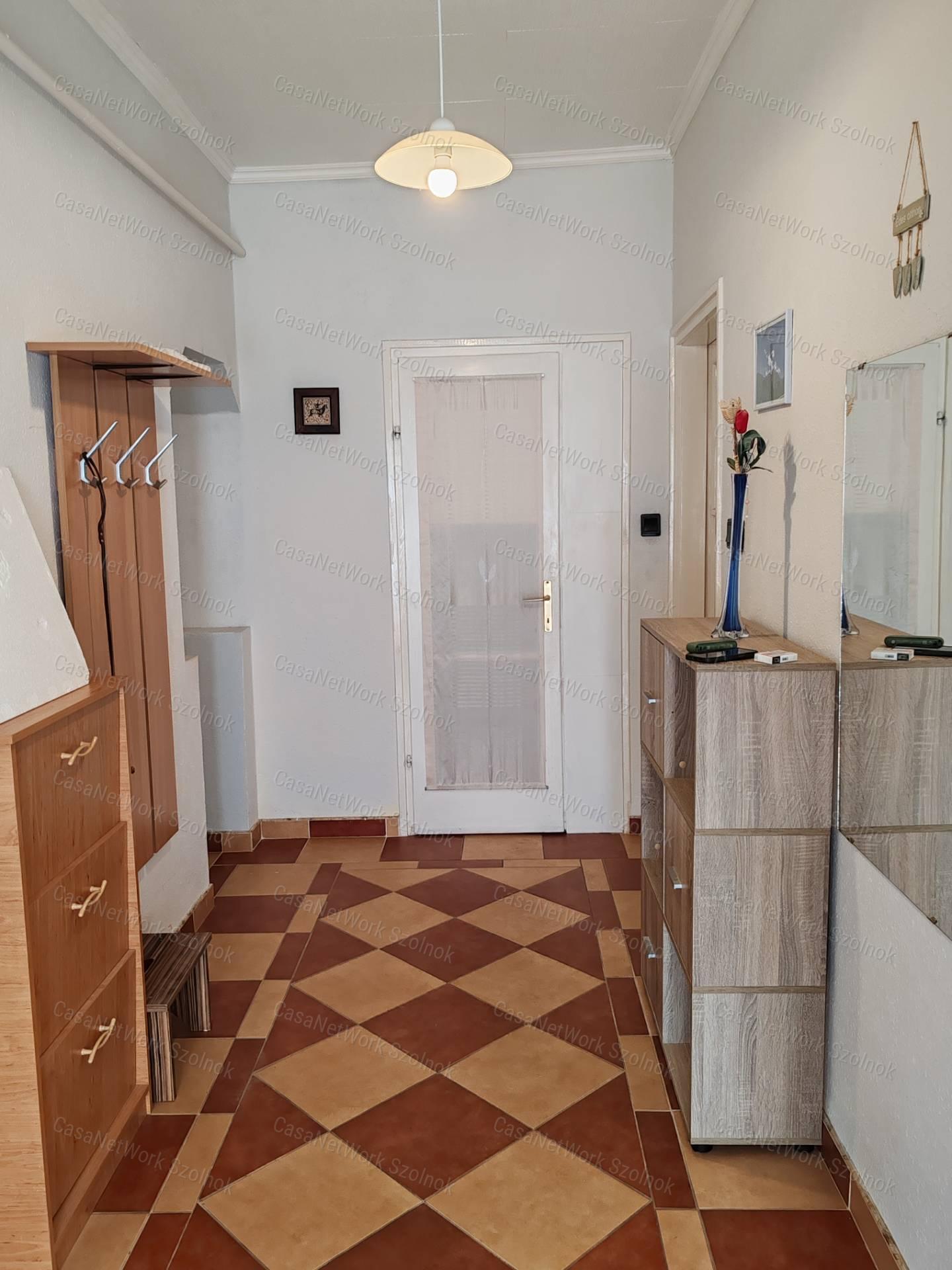 Tiszajenő központi részén 2szobás családi ház eladó!