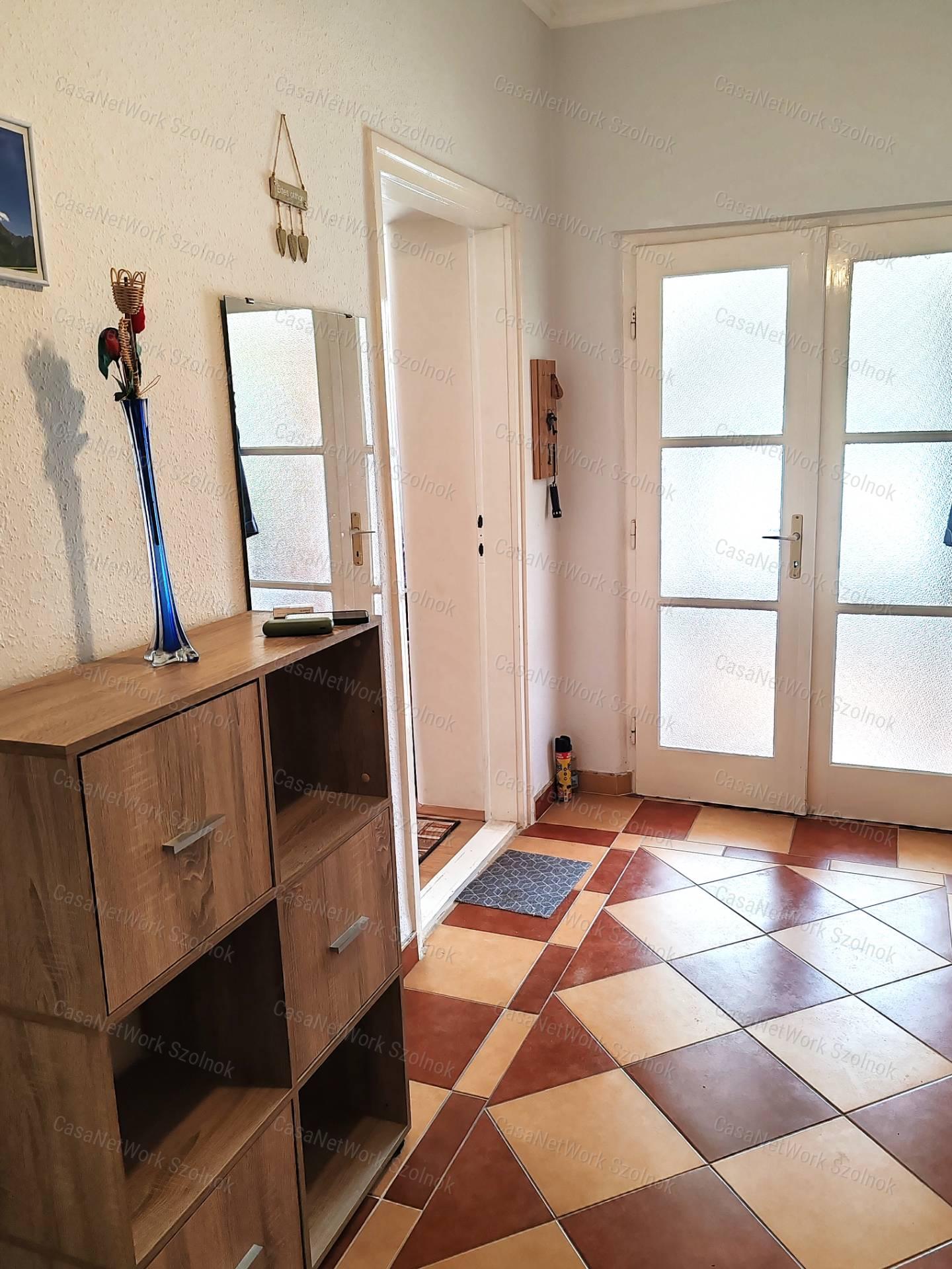 Tiszajenő központi részén 2szobás családi ház eladó!