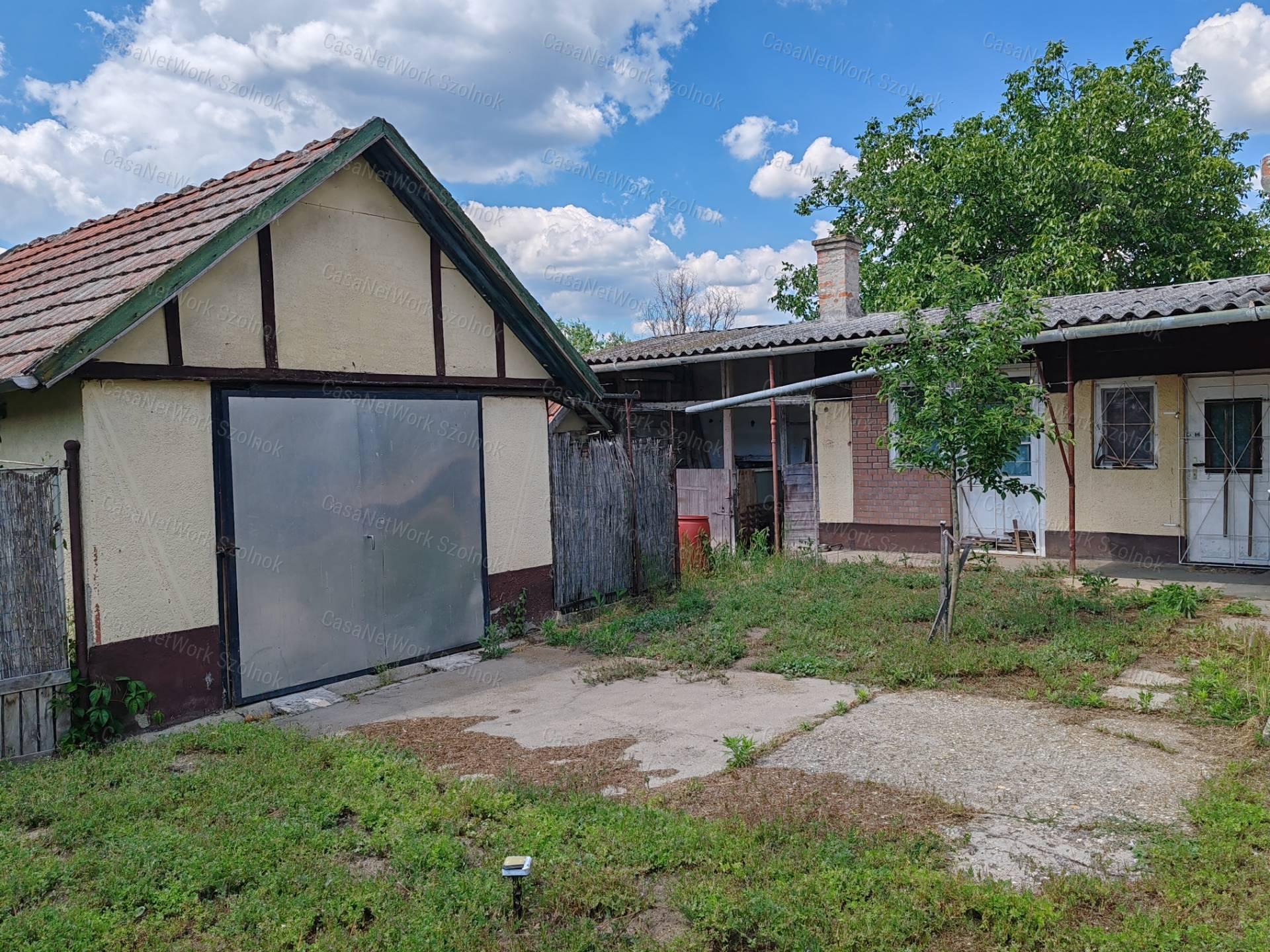 Tiszajenő központi részén 2szobás családi ház eladó!