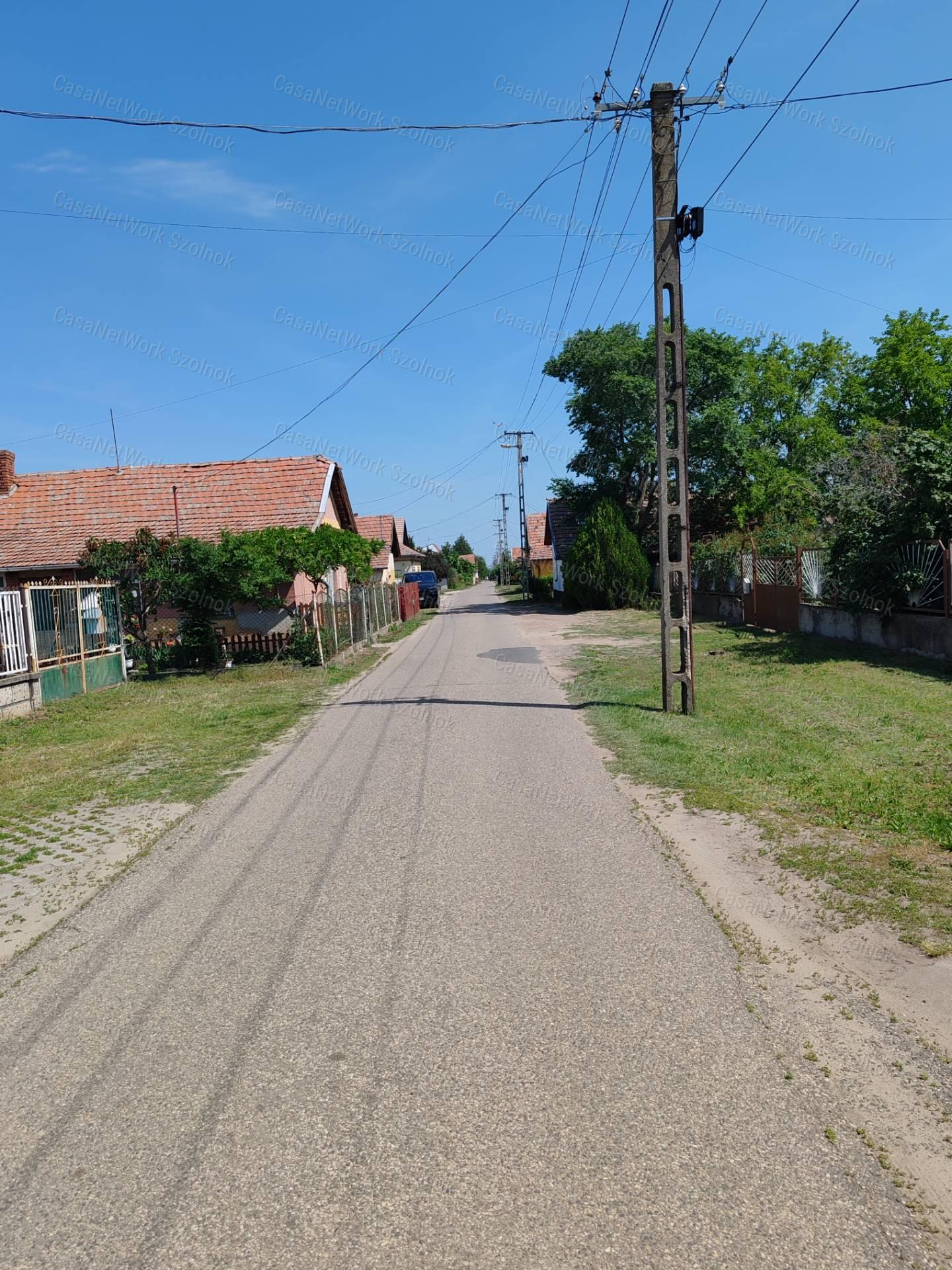 Tiszajenő központi részén 2szobás családi ház eladó!