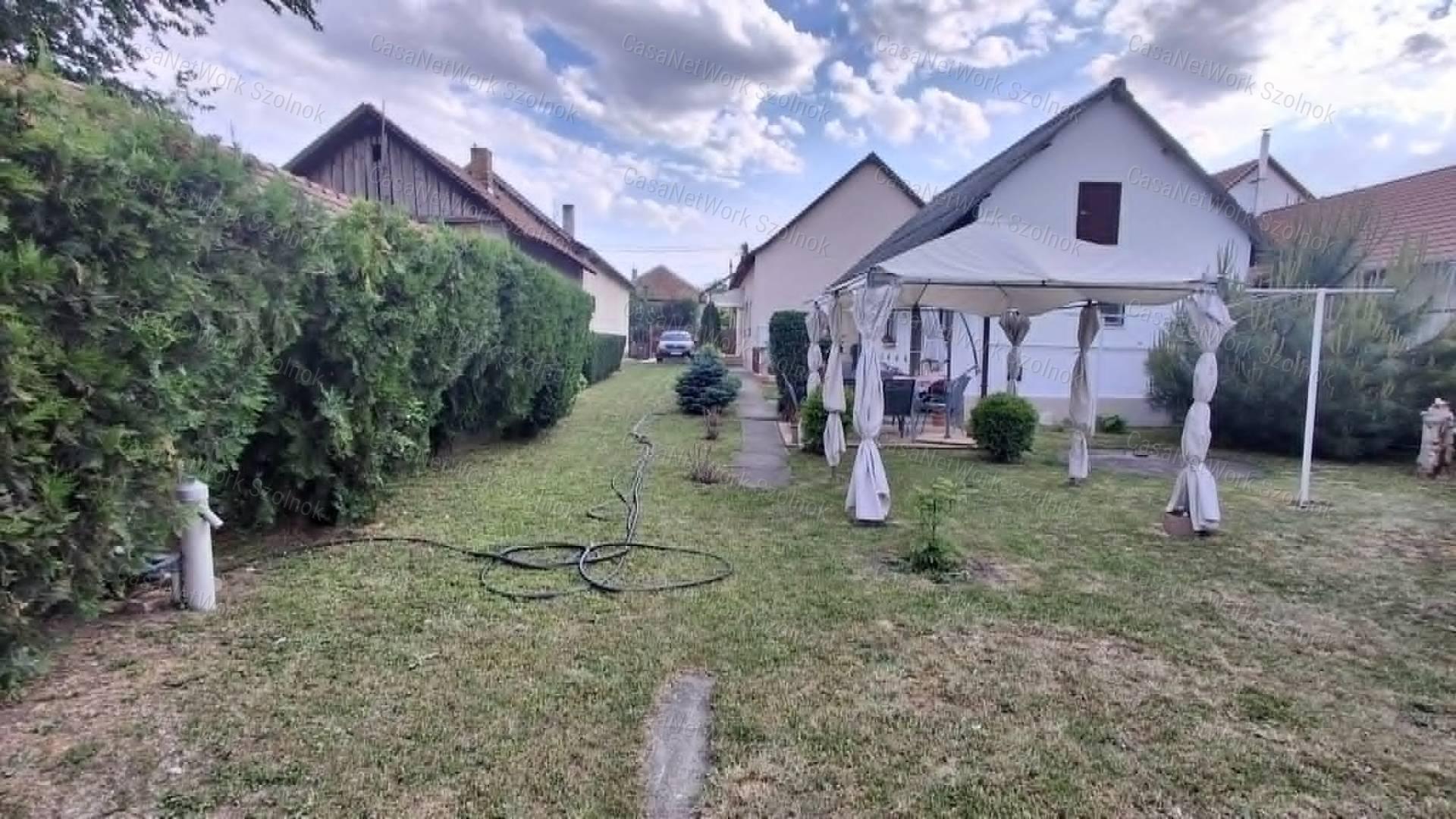 Eladó Szajol Ófaluban három szobás tégla építésű családi ház