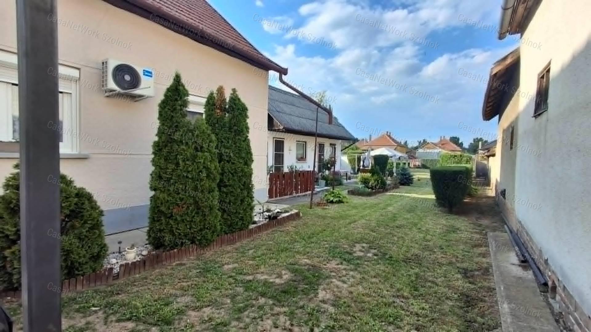 Eladó Szajol Ófaluban három szobás tégla építésű családi ház