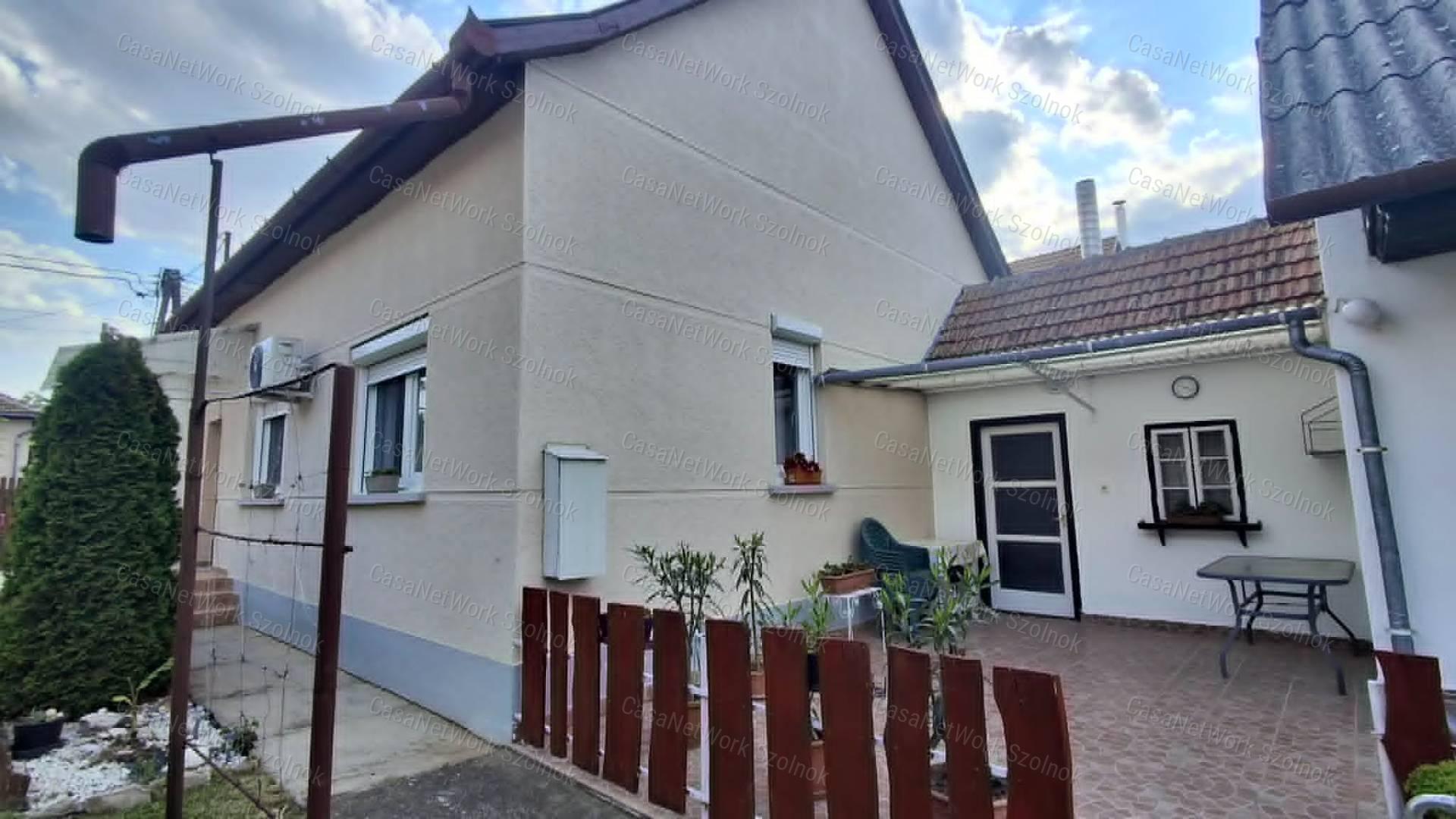 Eladó Szajol Ófaluban három szobás tégla építésű családi ház