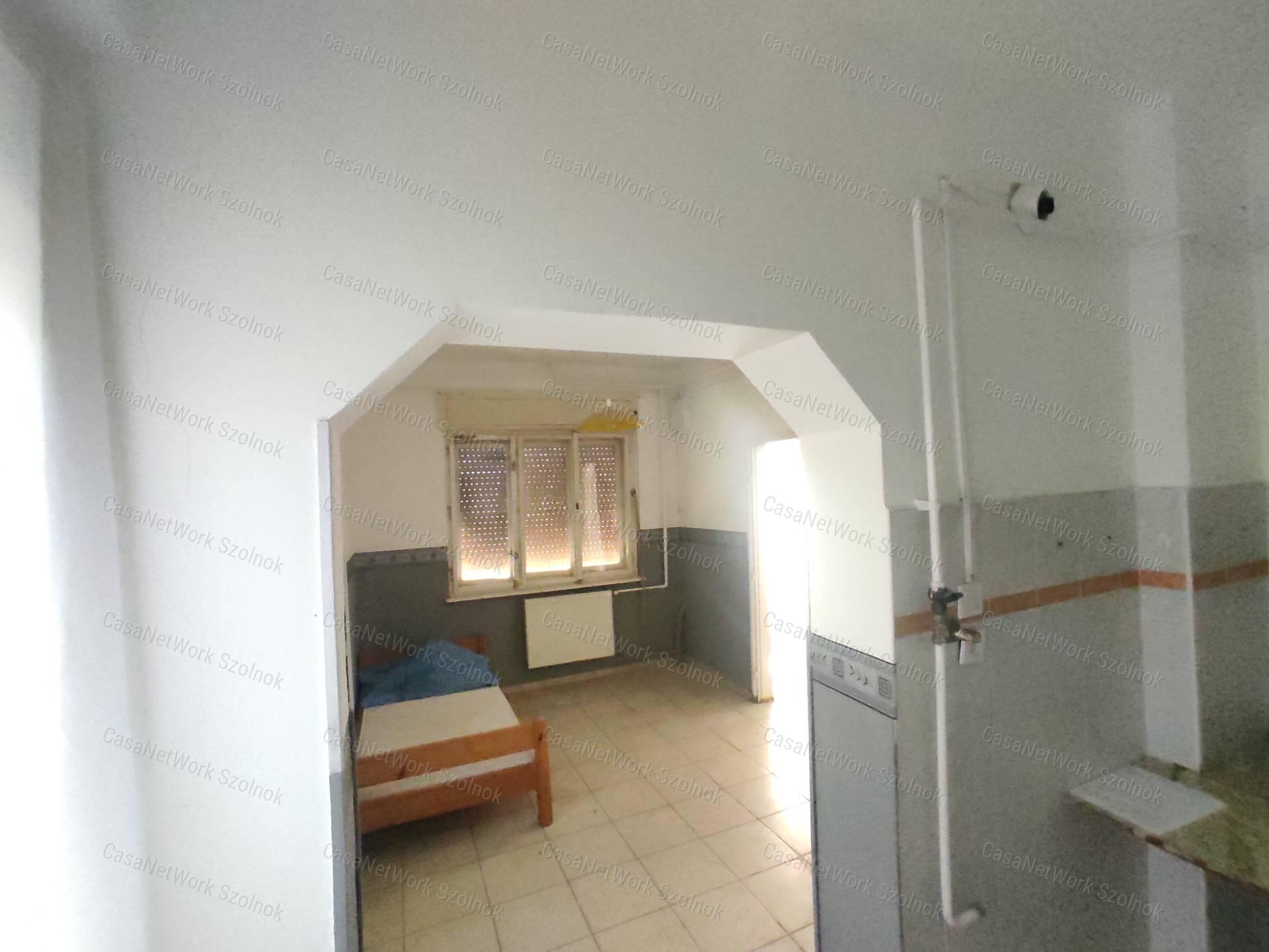 Eladó kétszintes, felújítandó családi ház, Tápiószele