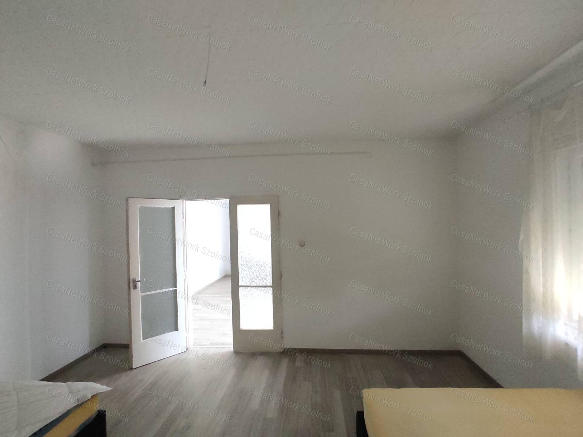 Eladó kétszintes, felújítandó családi ház, Tápiószele