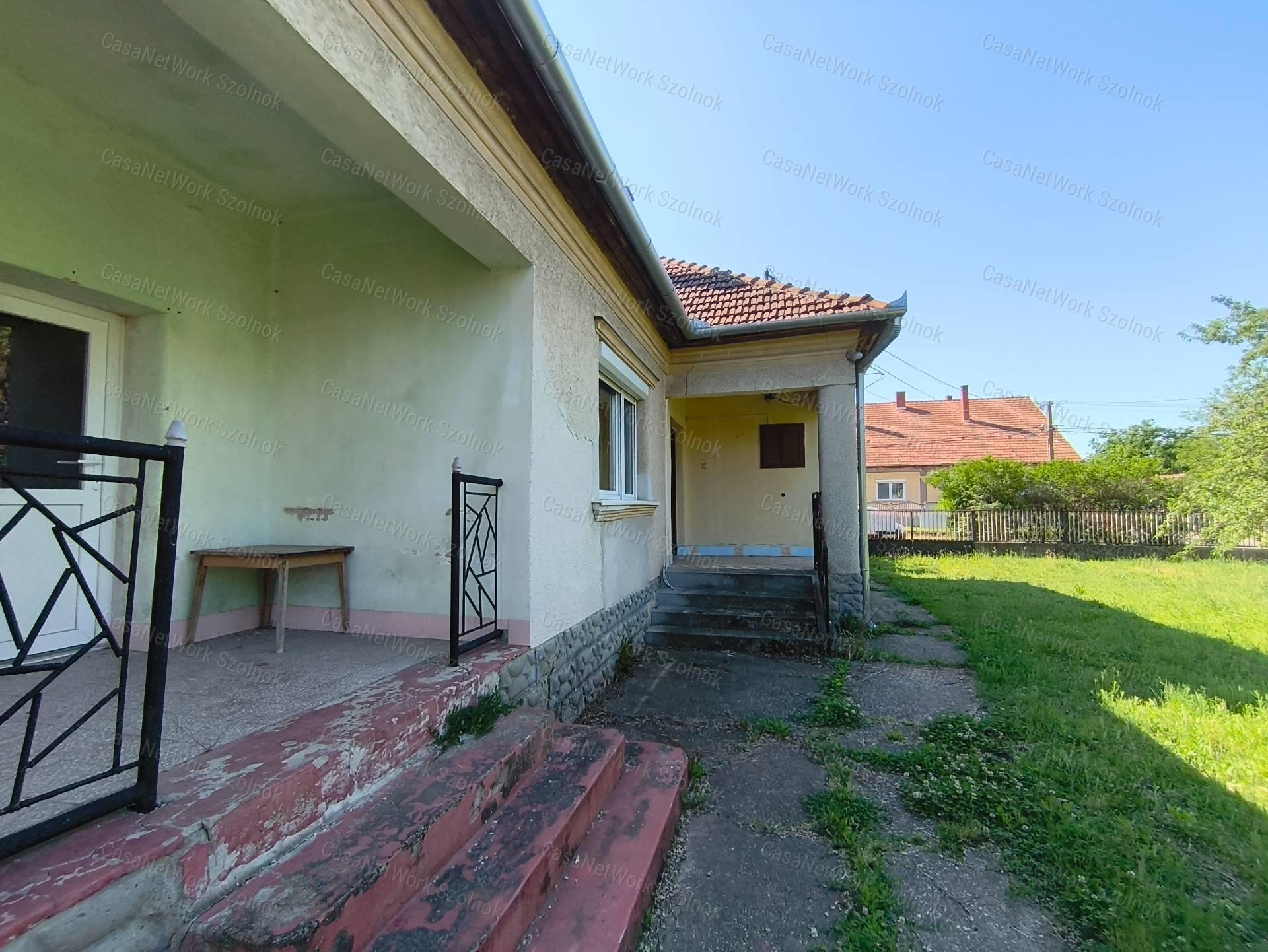 Eladó 3 szobás családi ház Abonyban