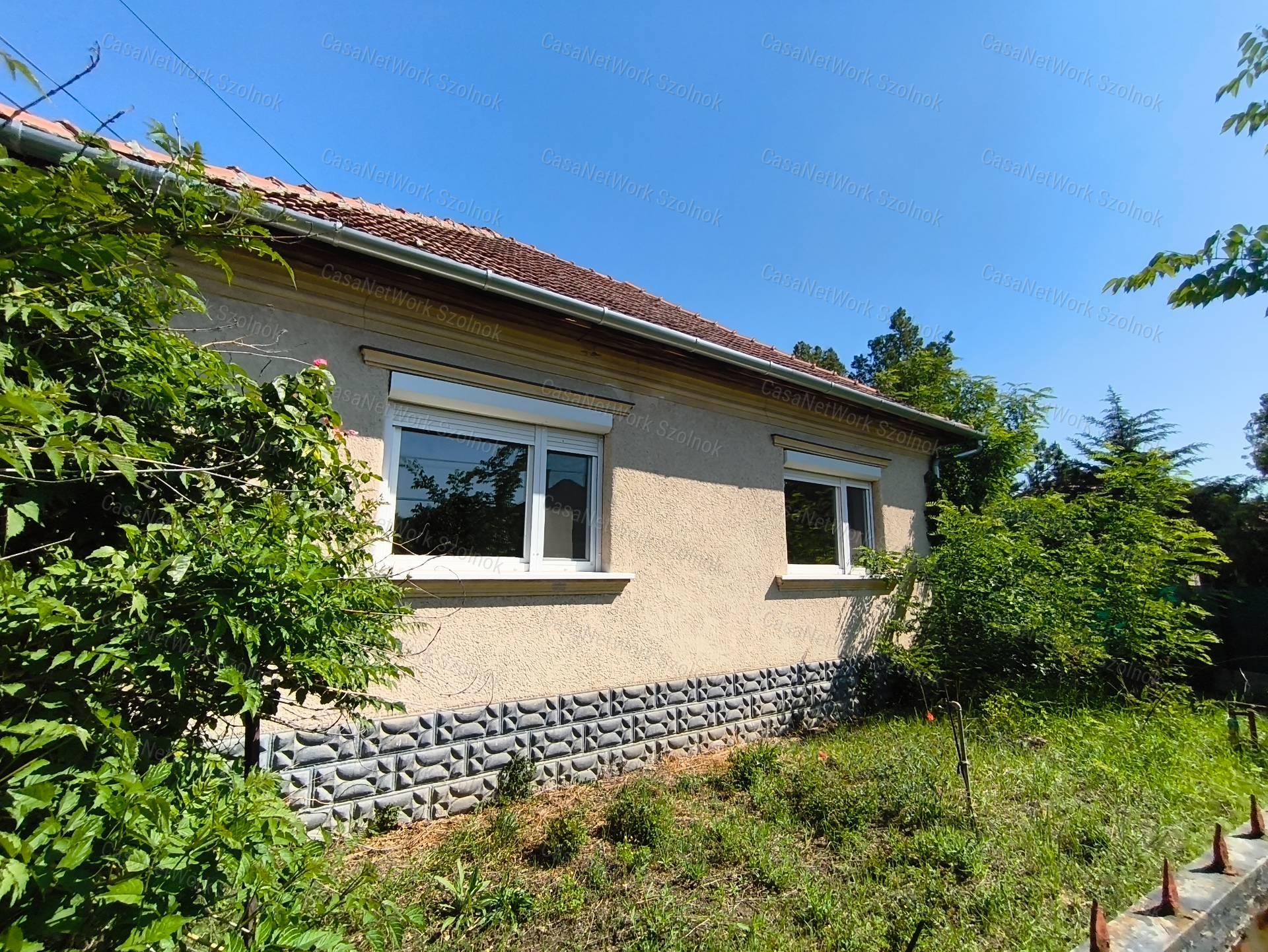 Eladó 3 szobás családi ház Abonyban