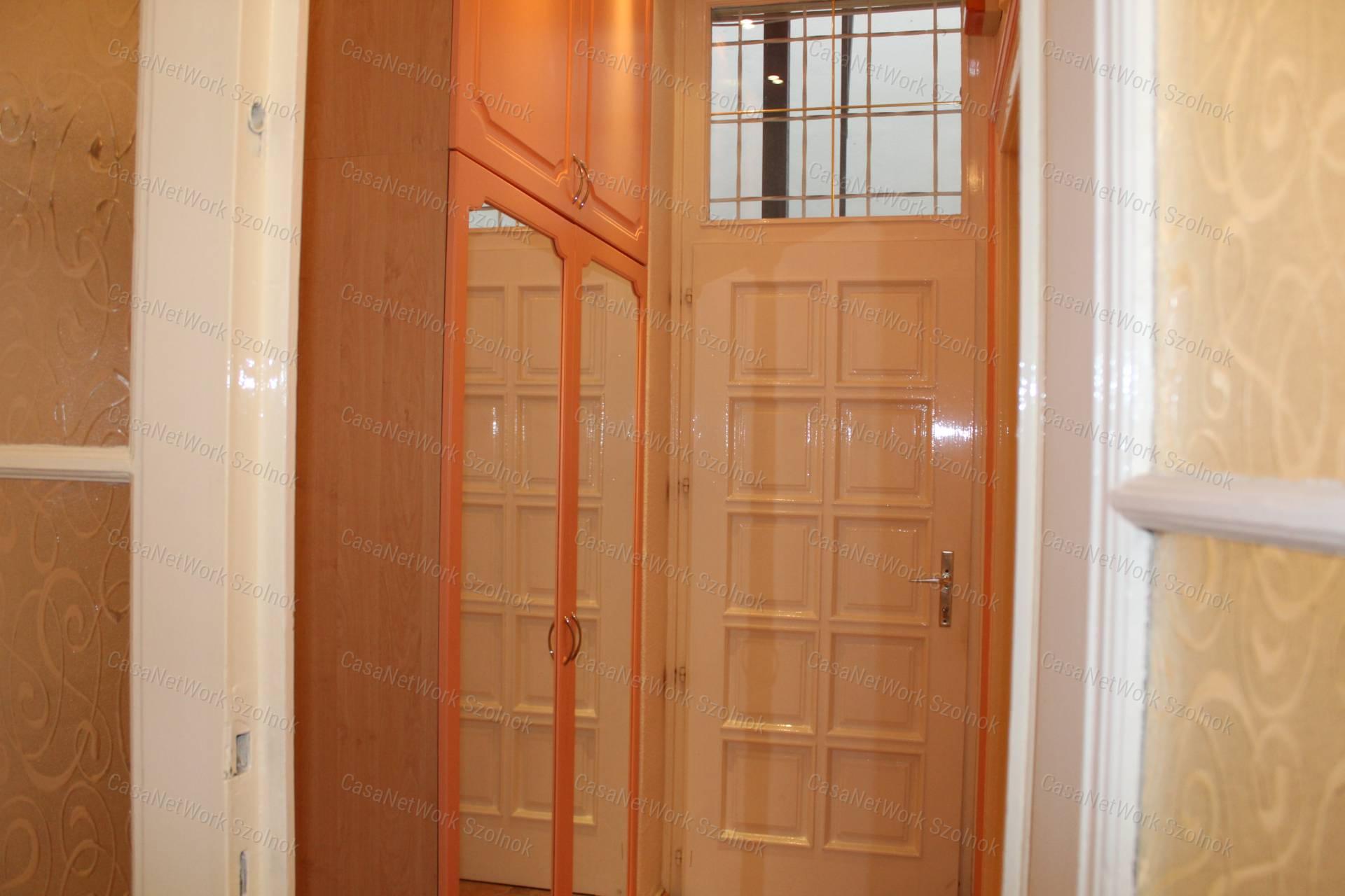 Szolnokon a belvárosban 2 szobás lakás eladó