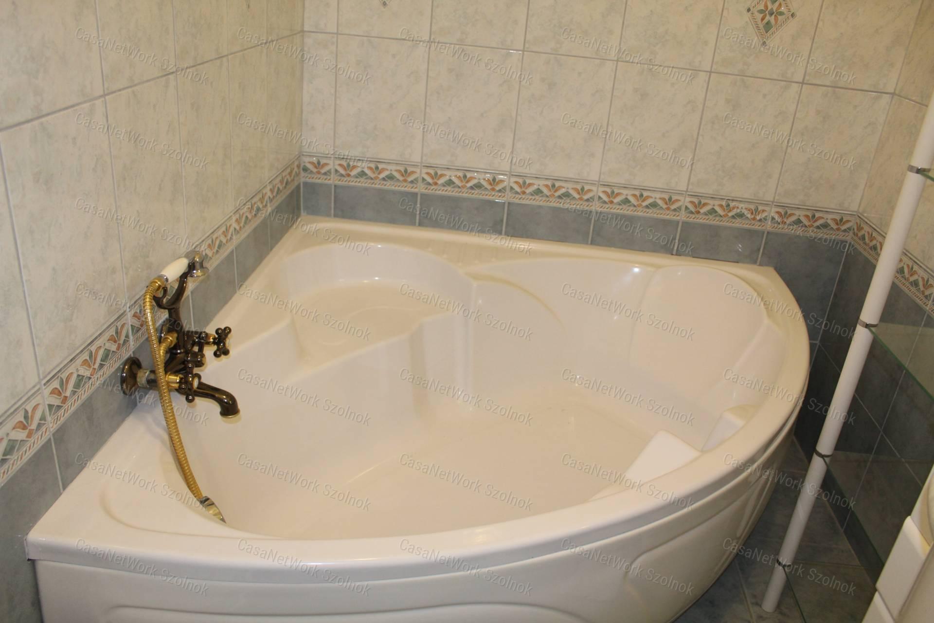 Szolnokon a belvárosban 2 szobás lakás eladó