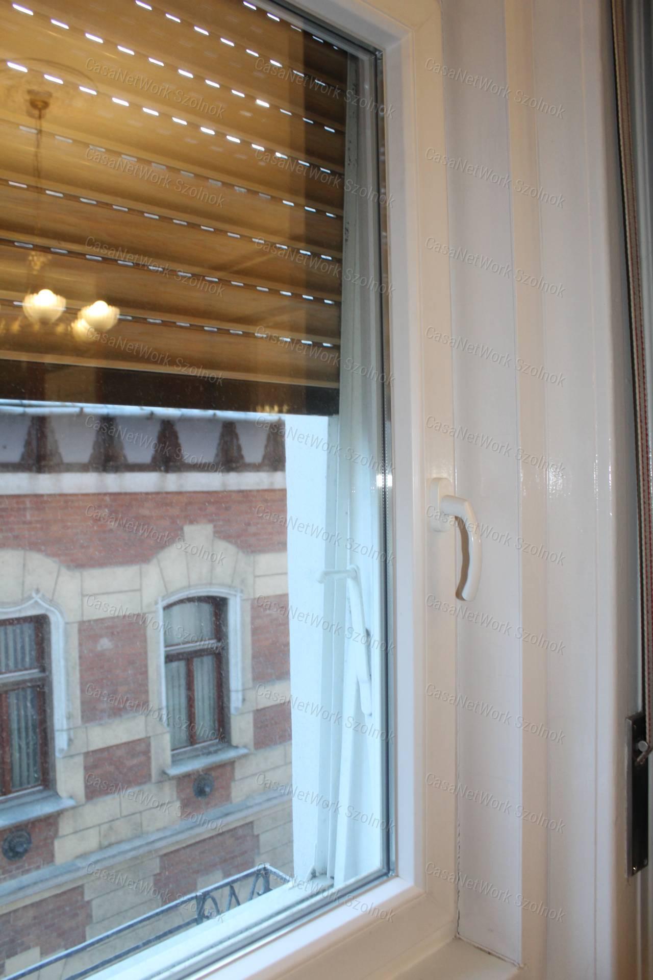 Szolnokon a belvárosban 2 szobás lakás eladó