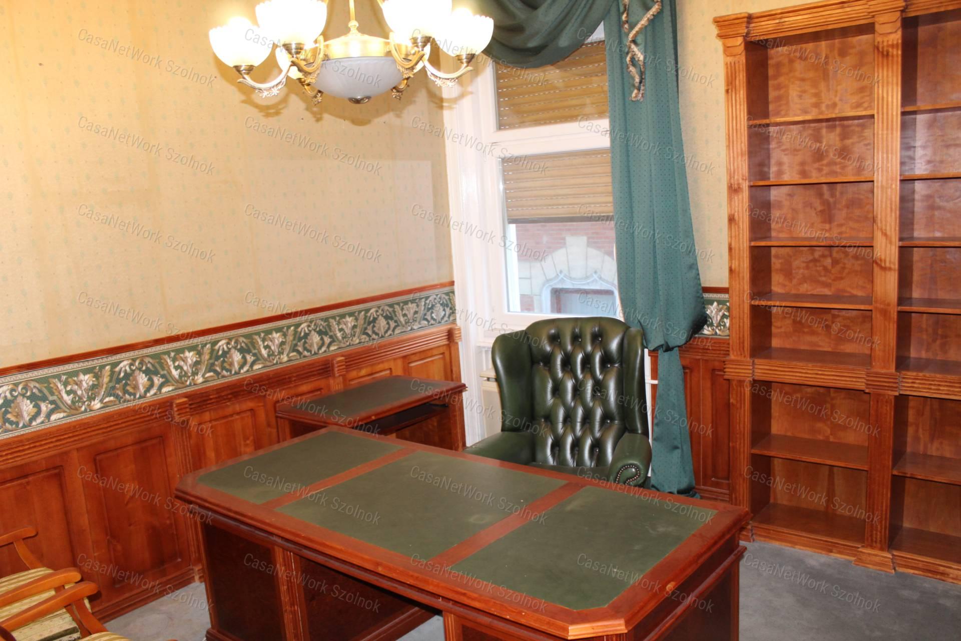 Szolnokon a belvárosban 2 szobás lakás eladó