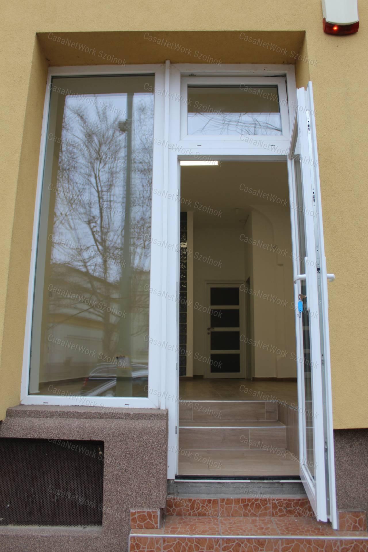 Szolnokon a Szapáry úton üzlethelyiség kiadó