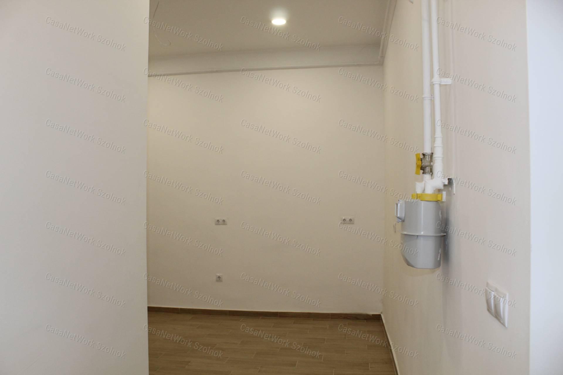 Szolnokon a Szapáry úton üzlethelyiség kiadó