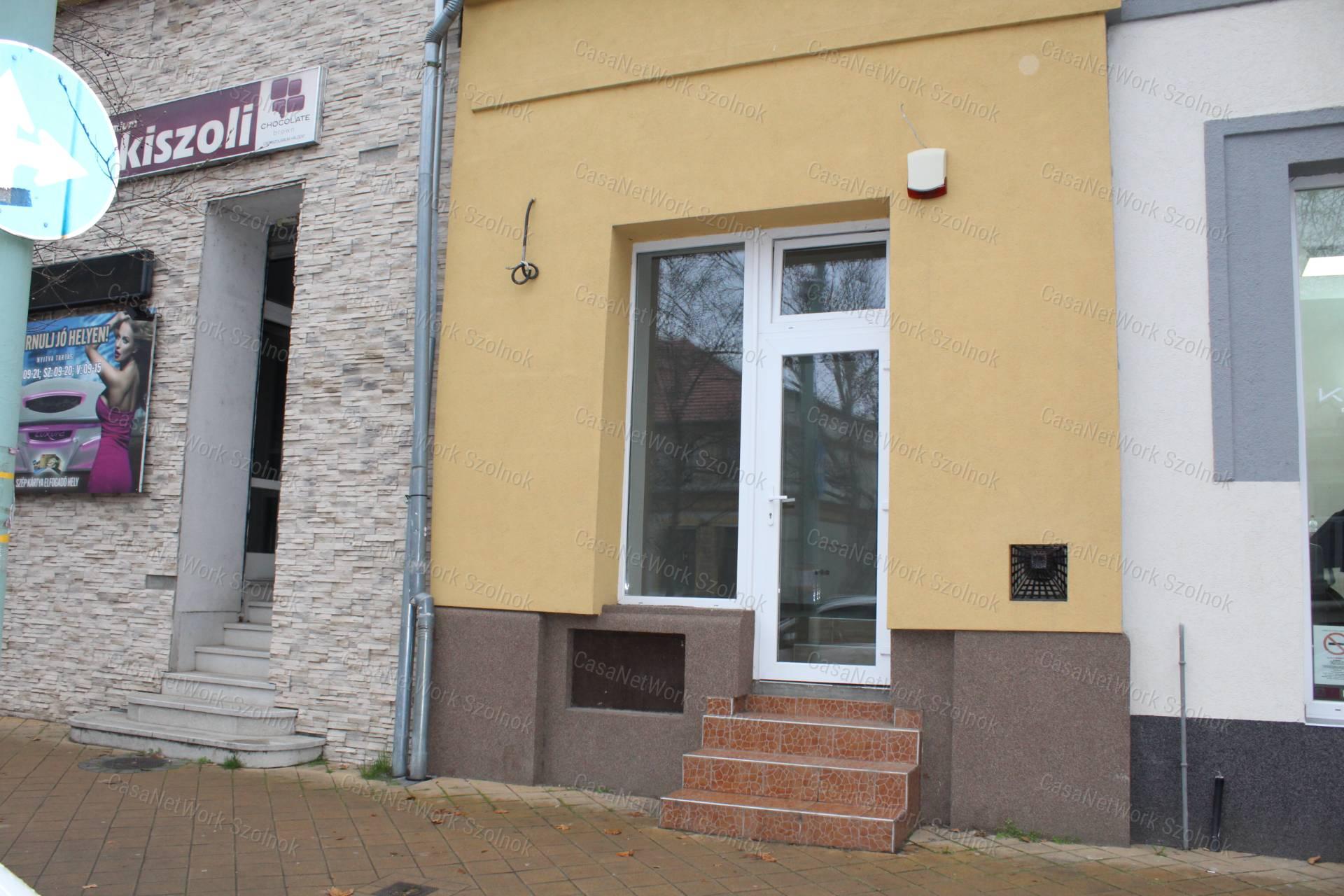 Szolnokon a Szapáry úton üzlethelyiség kiadó