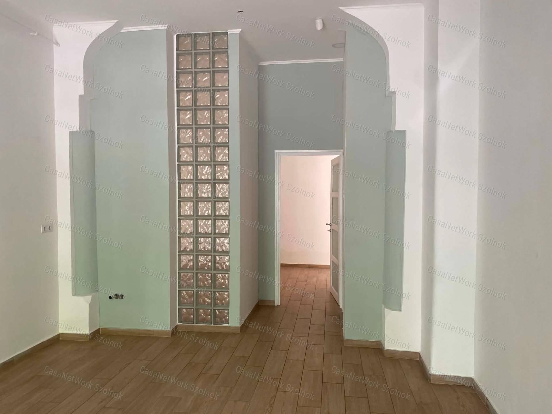 Szolnokon a Szapáry úton üzlethelyiség kiadó