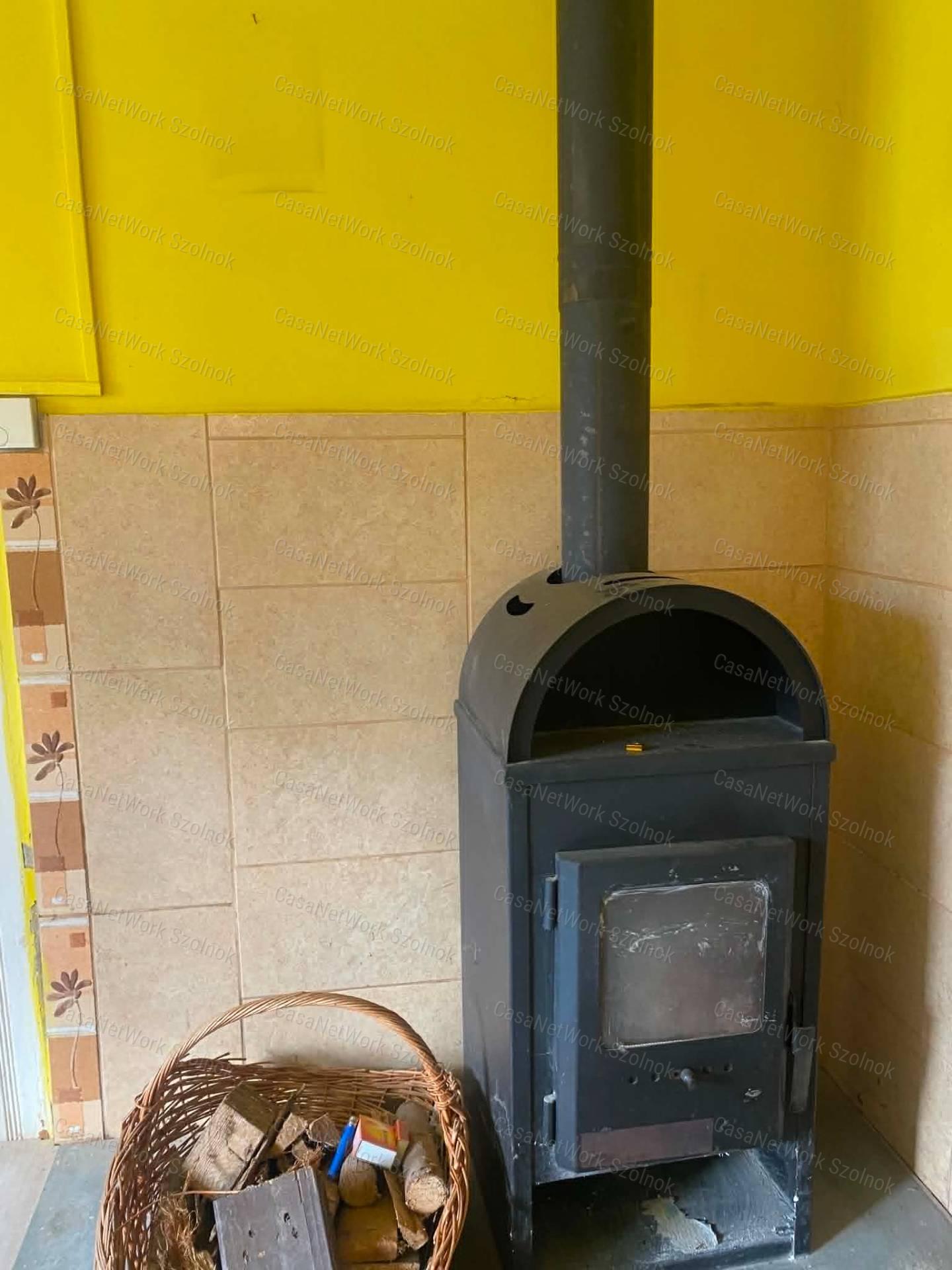 Szolnokon a Vágóhíd úton 2 szobás családi ház eladó