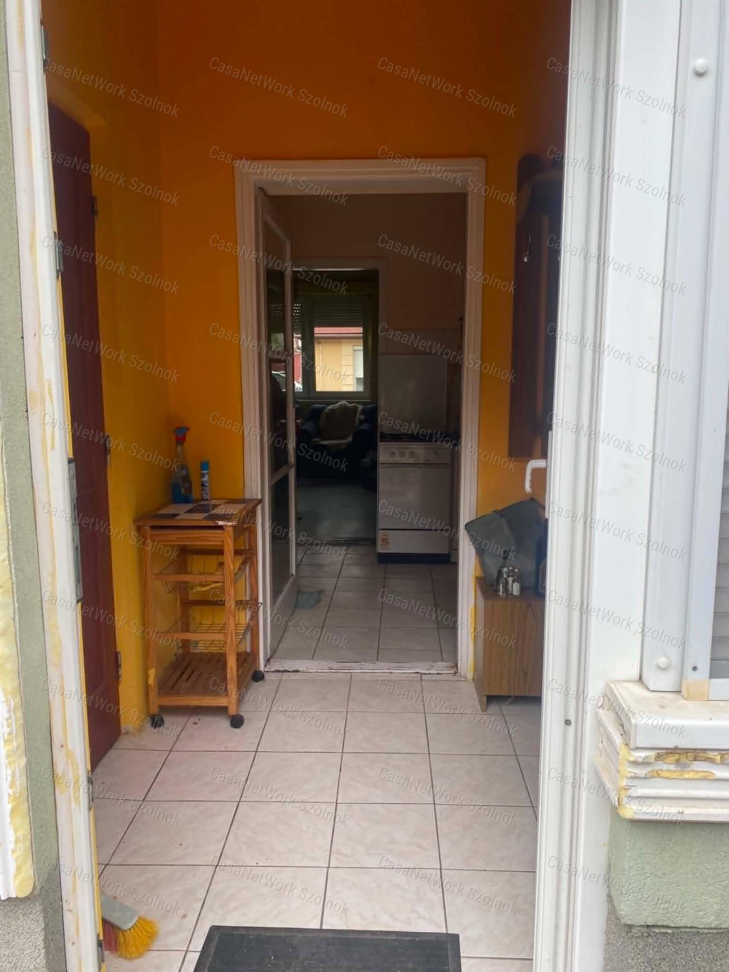 Szolnokon a Vágóhíd úton 2 szobás családi ház eladó
