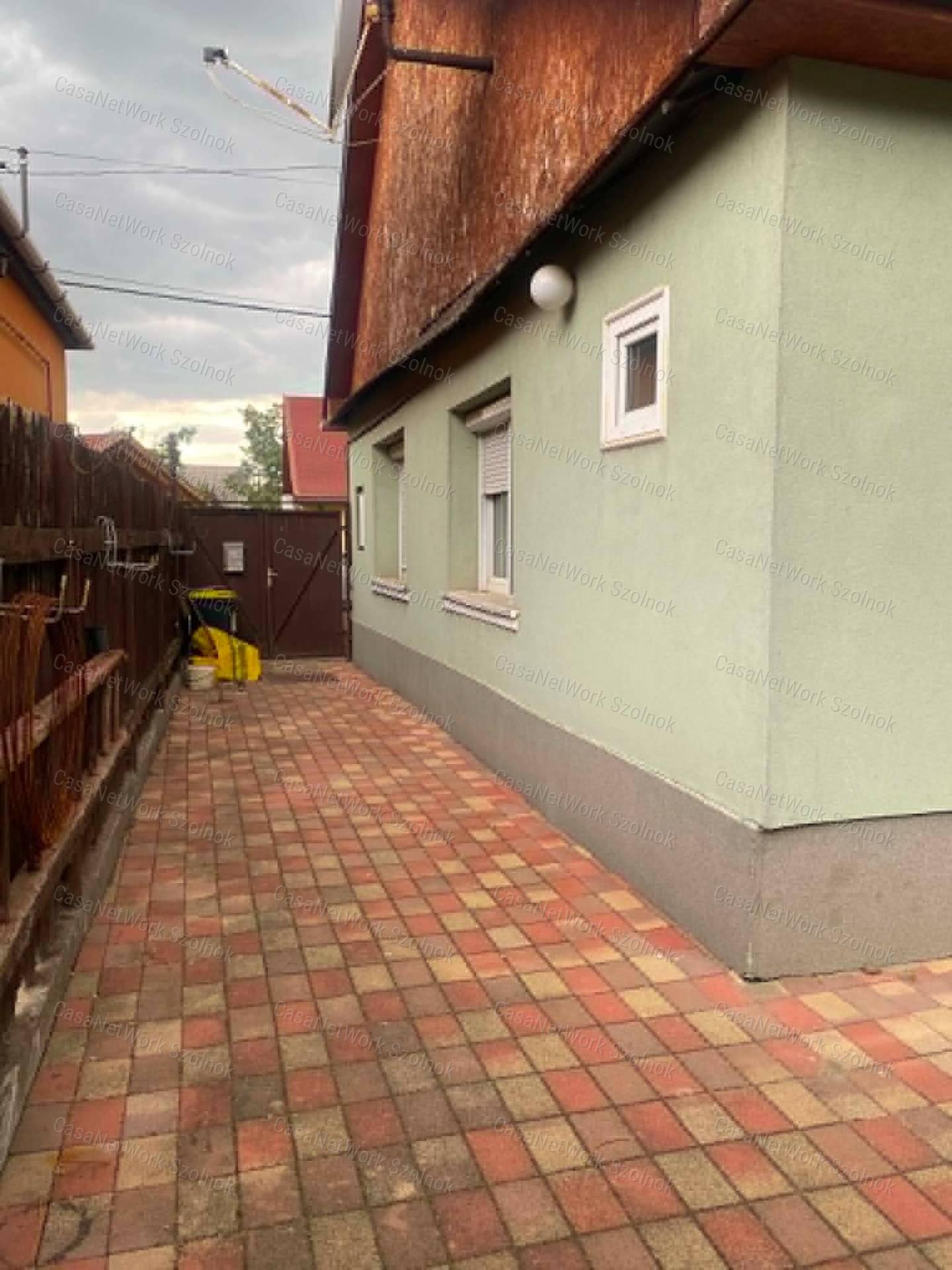 Szolnokon a Vágóhíd úton 2 szobás családi ház eladó