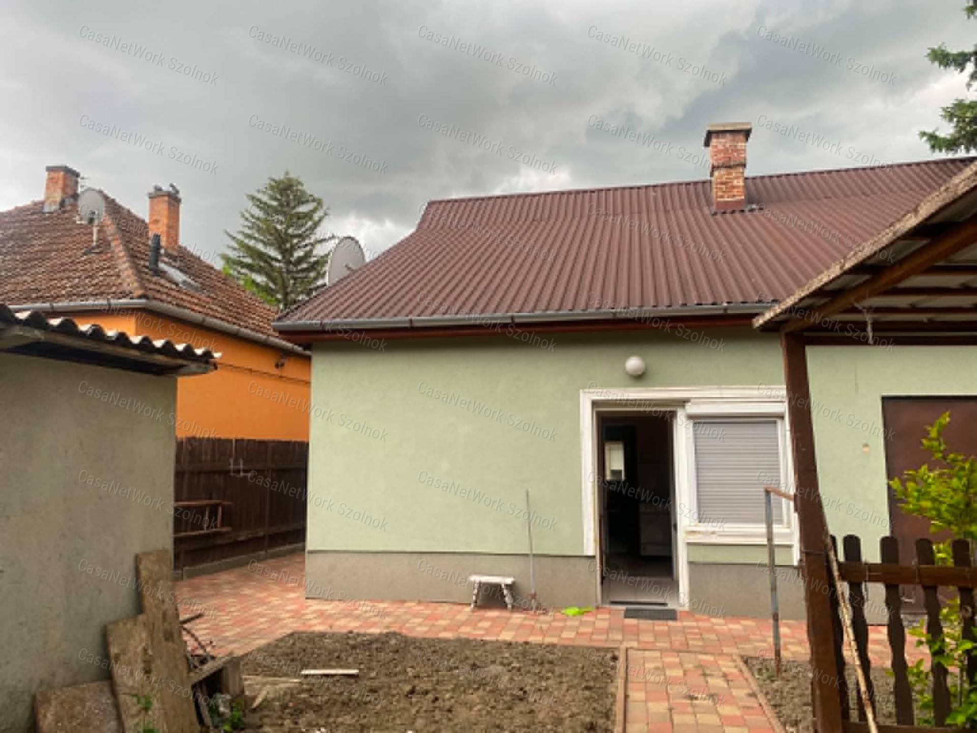 Szolnokon a Vágóhíd úton 2 szobás családi ház eladó