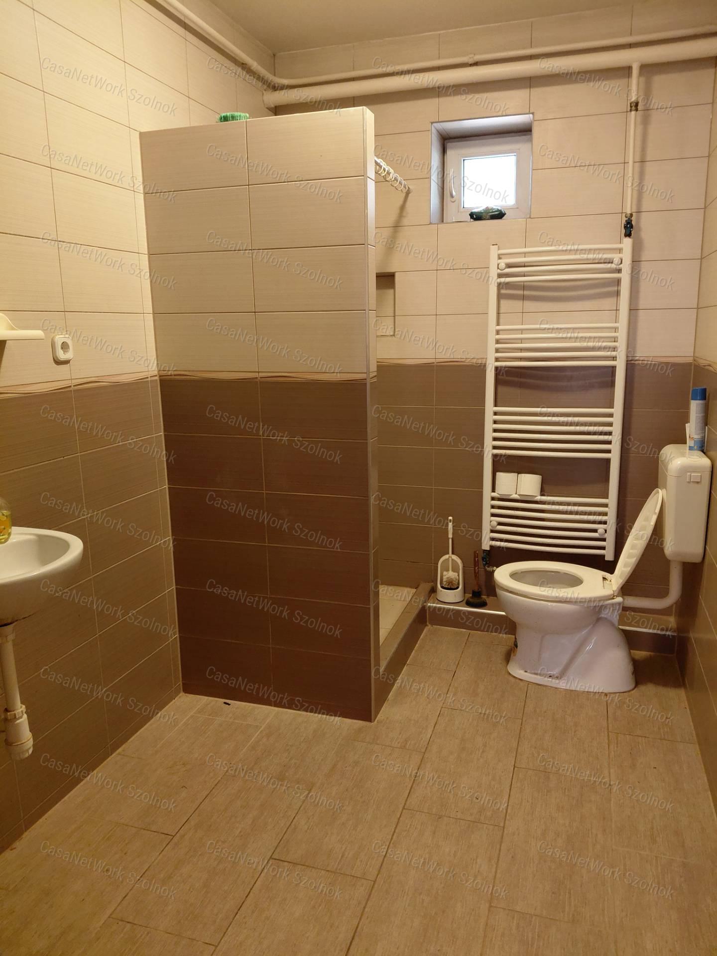Szolnokon a Vágóhíd úton 2 szobás családi ház eladó