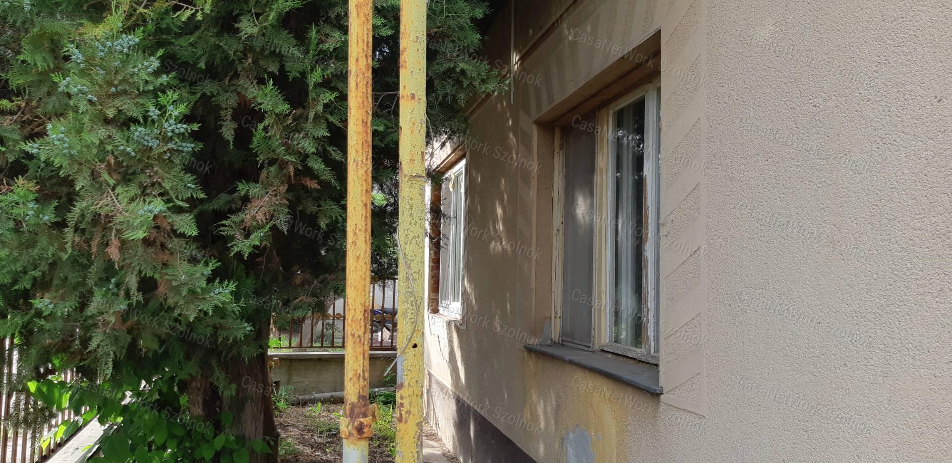 Tiszaföldváron eladó gazdálkodásra alkalmas családi ház!