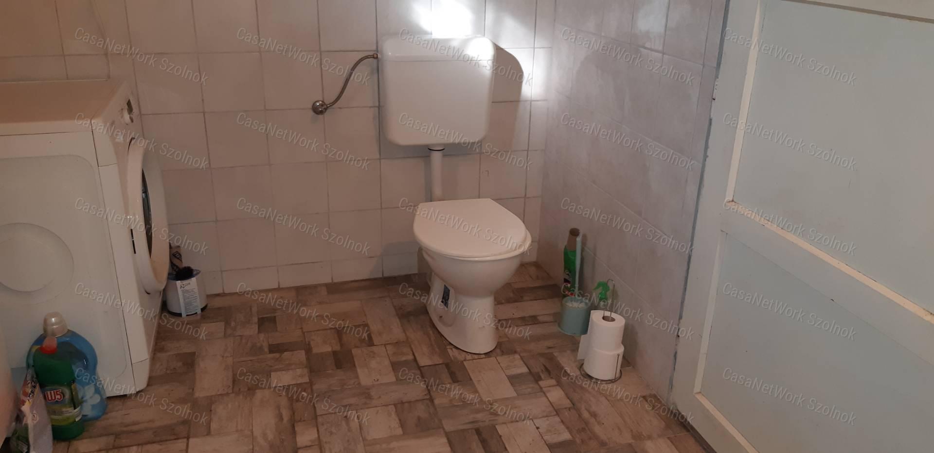 Tiszaföldváron eladó gazdálkodásra alkalmas családi ház!