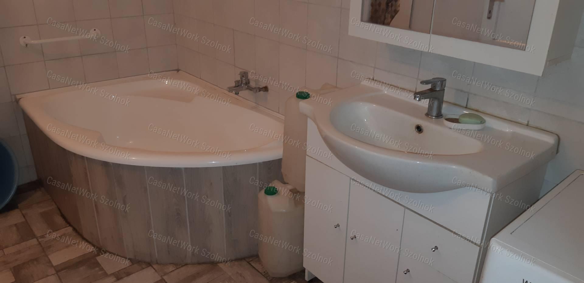 Tiszaföldváron eladó gazdálkodásra alkalmas családi ház!