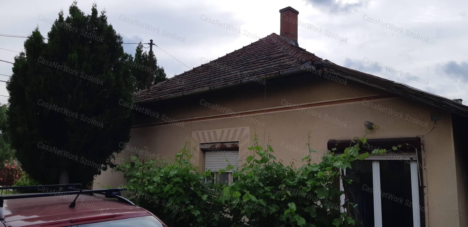 Tiszaföldváron eladó gazdálkodásra alkalmas családi ház!